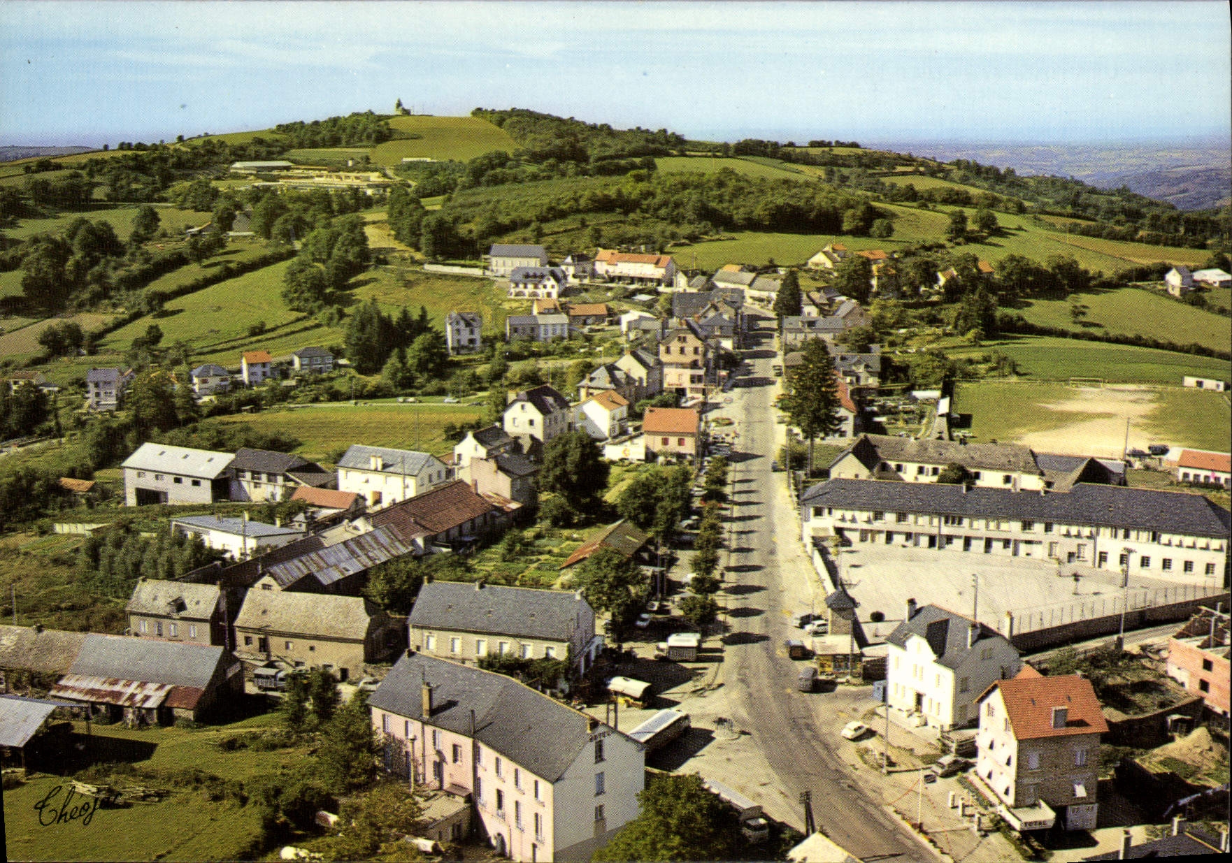 Rieupéroux — Vue d'ensemble, chapelle Saint-Jean au fond — Éditions Théolojac