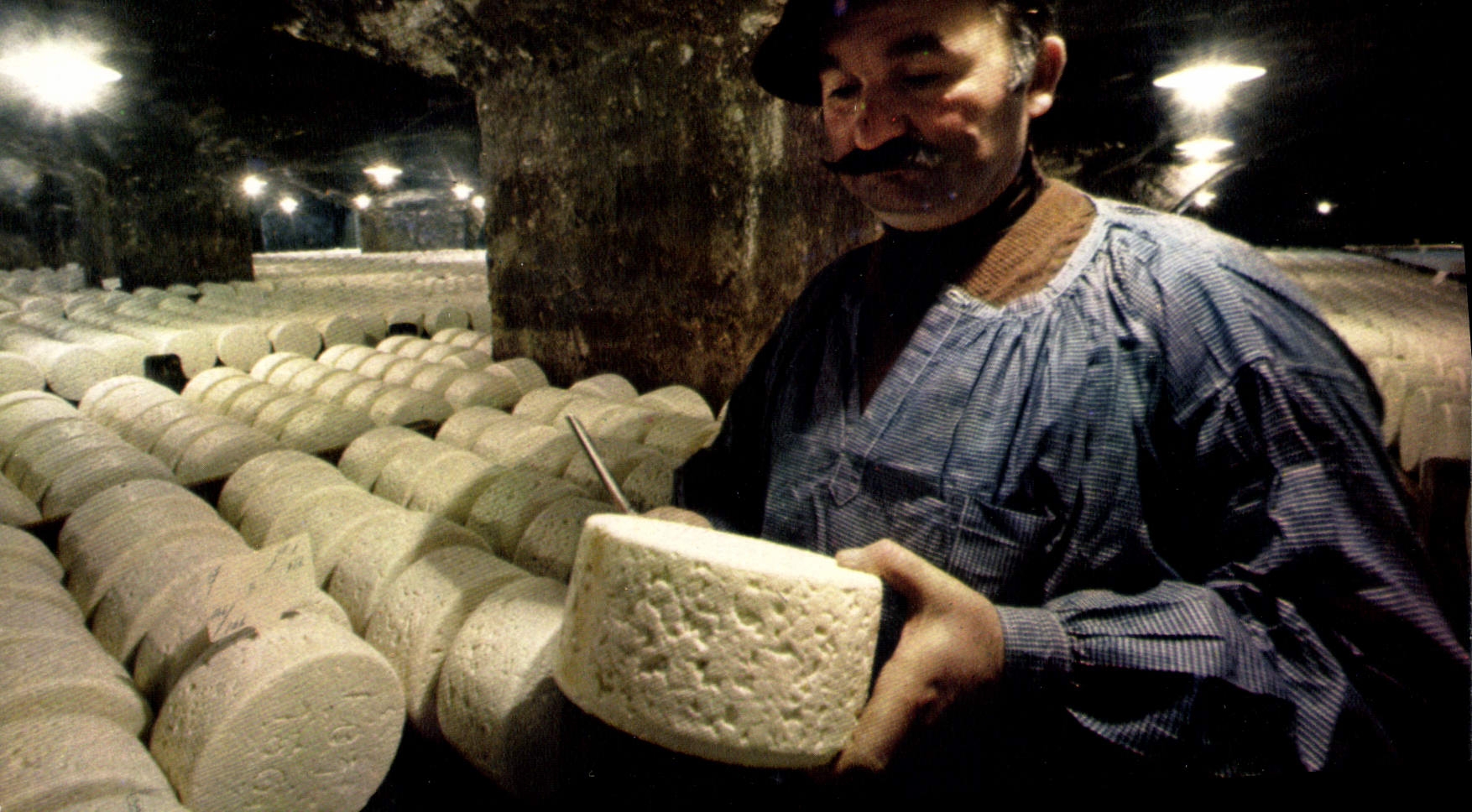Aveyron pittoresque — Affinage des fromages de Roquefort — Éditions CAP THÉOJAC