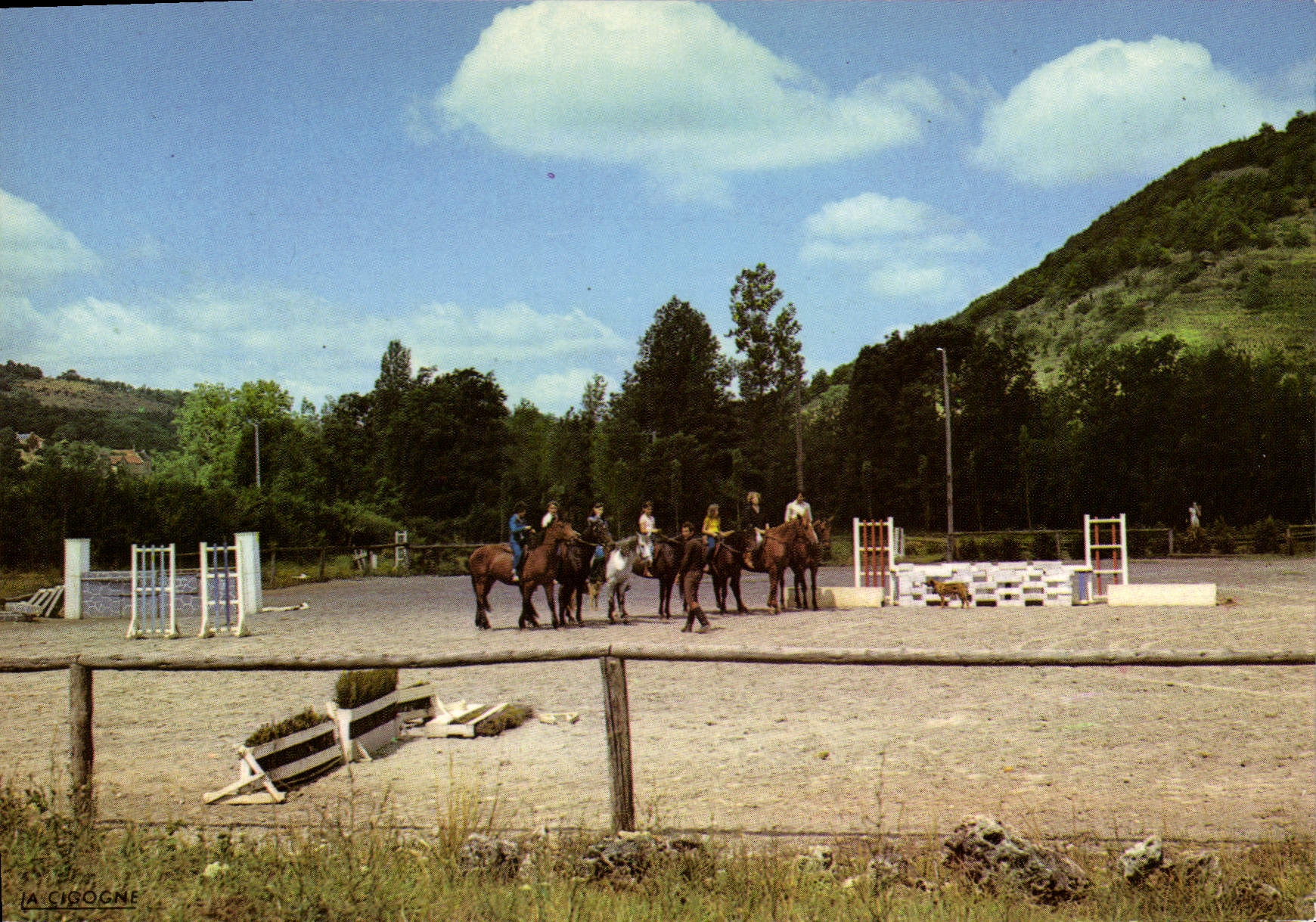 Écuries de Monteils — Salle d'entraînement équestre — Éditions 'LA CSOGNE'