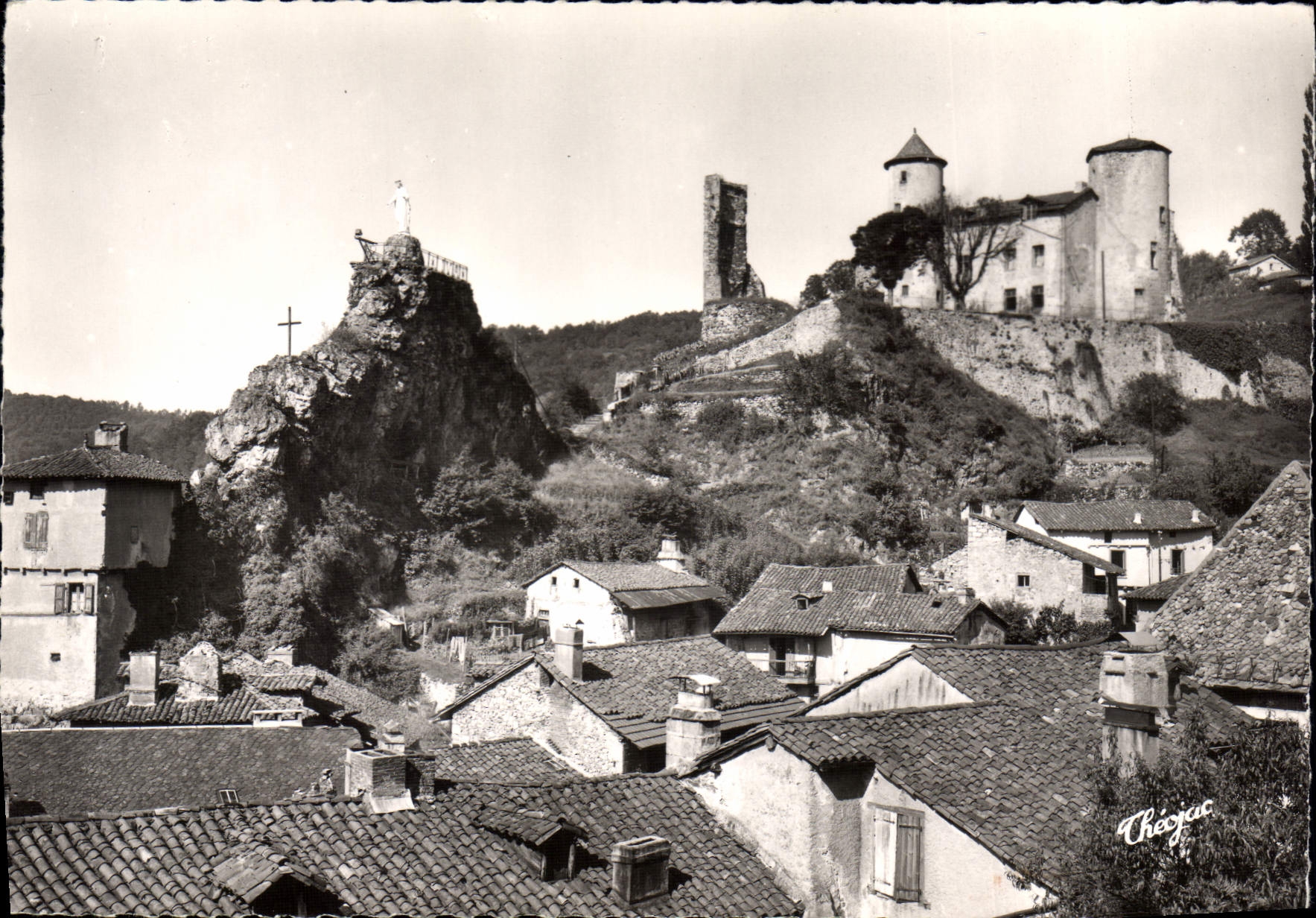 CPA Cantal Laroquebrou Les Vieilles Maisons et le Chateau a gauche la Vierge 