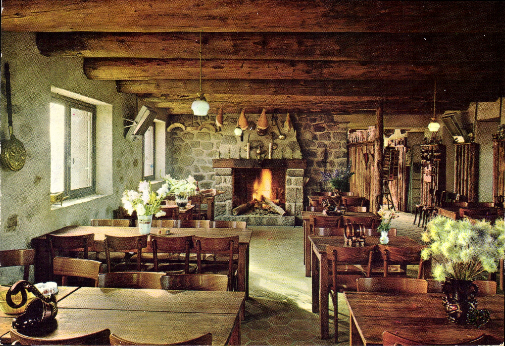 CPA En Parcourant l'Auvergne Puy Mary Interieur du Chalet Refuge du Col du Pas de Peyrol La Salle a 