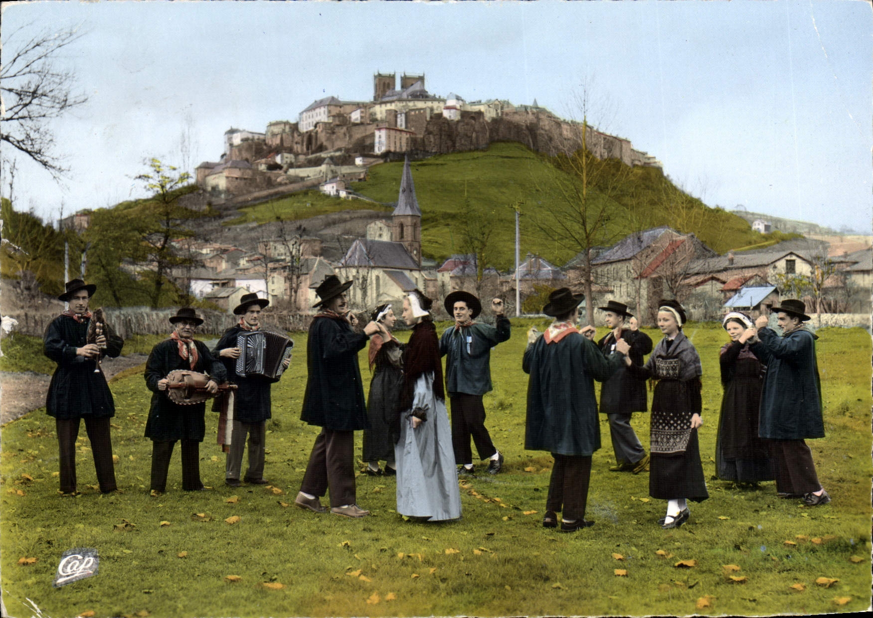 CPA Auvergne Saint Flour La Bourree de Saint Flour Groupe Folklorique de la Sanfloraine 
