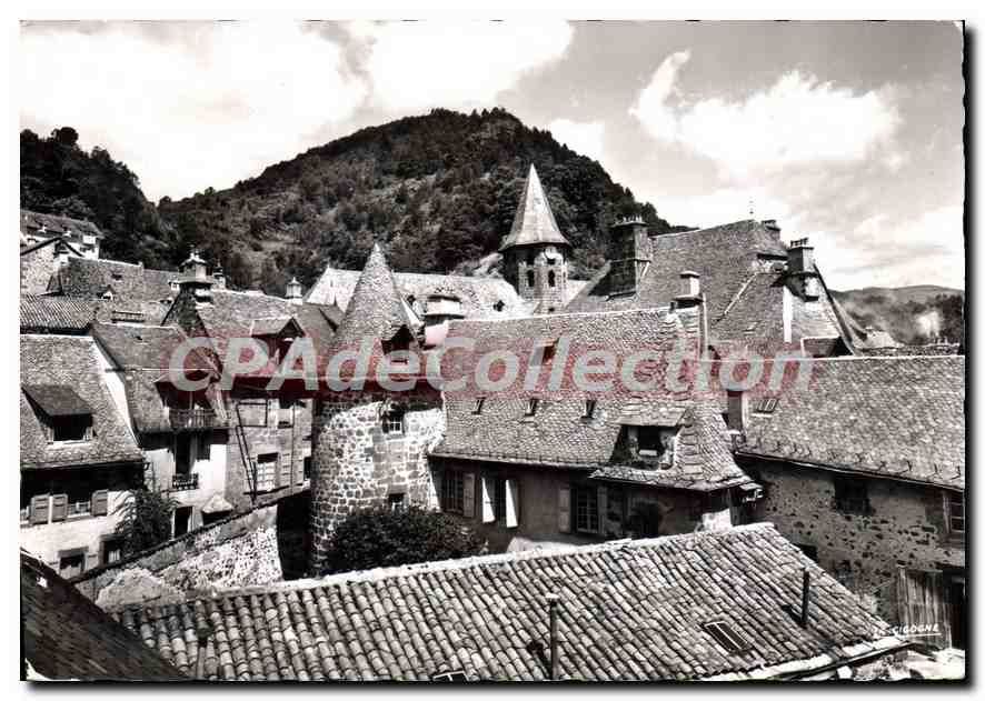 Vic-sur-Cère — Vue aérienne du village et de l'église romane — Éditions de la Ville de Vic-sur-Cère
