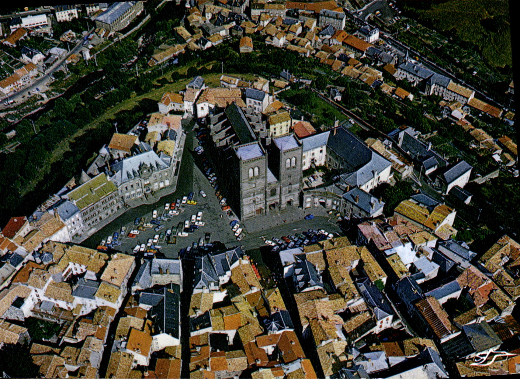CPA Saint Flour Cantal Vieille cite episcopale batie autour de sa cathedrale 