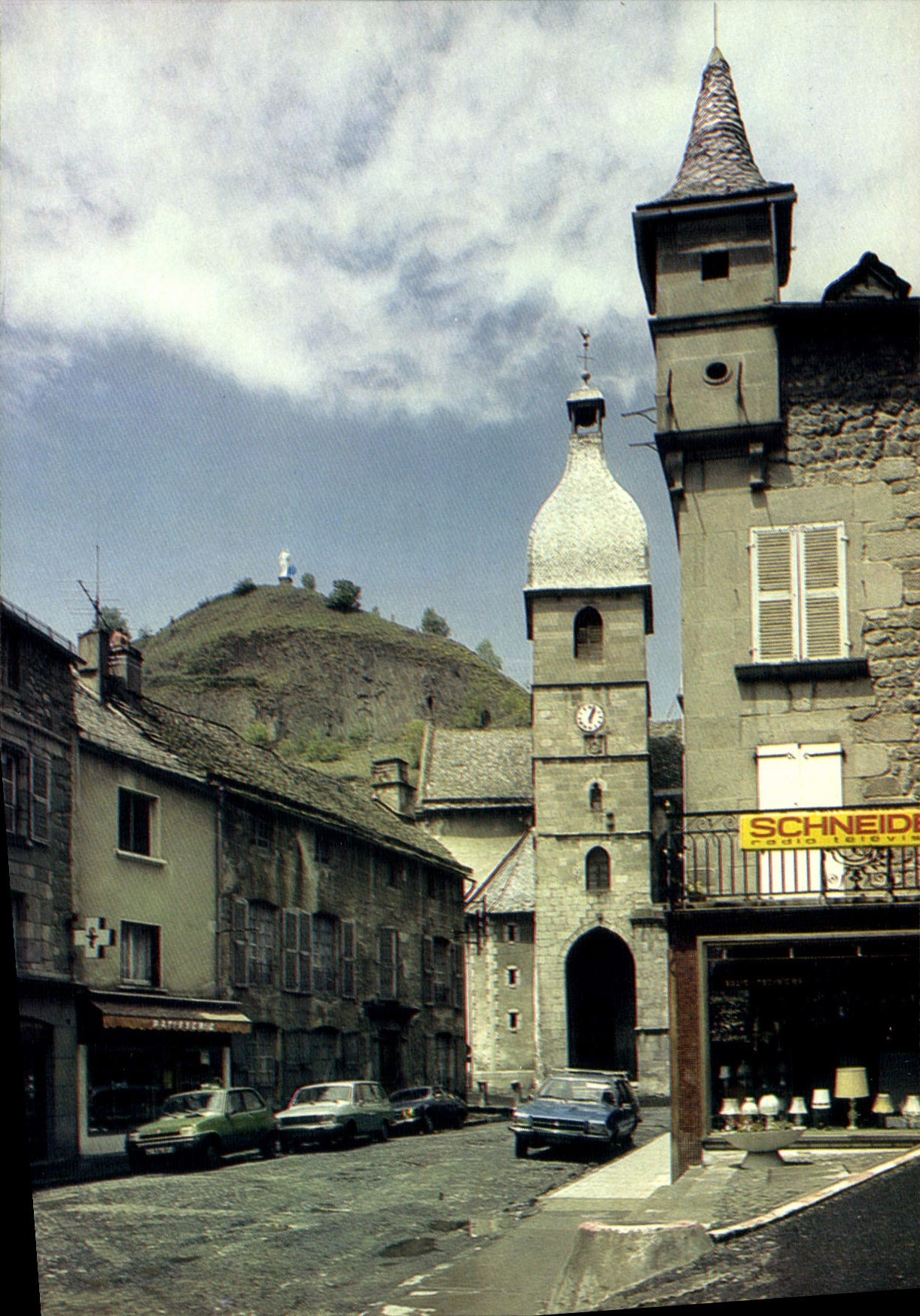 Murat (Cantal) — Perspective sur l'église Notre-Dame des Oliviers, dominée par le rocher de Bonnevie — Editions Cap Théojac, n° 150832