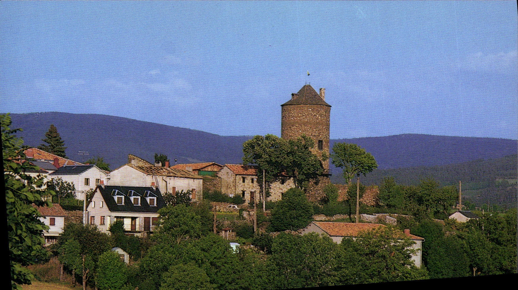 CPA Images de France en Cantal Ruynes en Margeride La Tour dominant la ville 