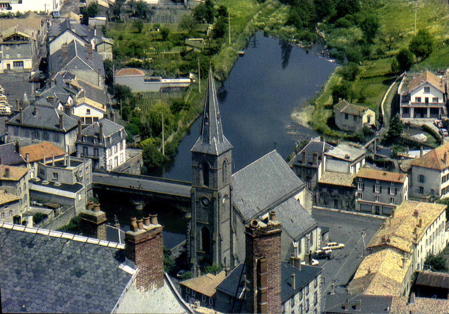 CPA Saint Flour Cantal Vue plongeante sur les bords du Lander et l'eglise Sainte Christine 