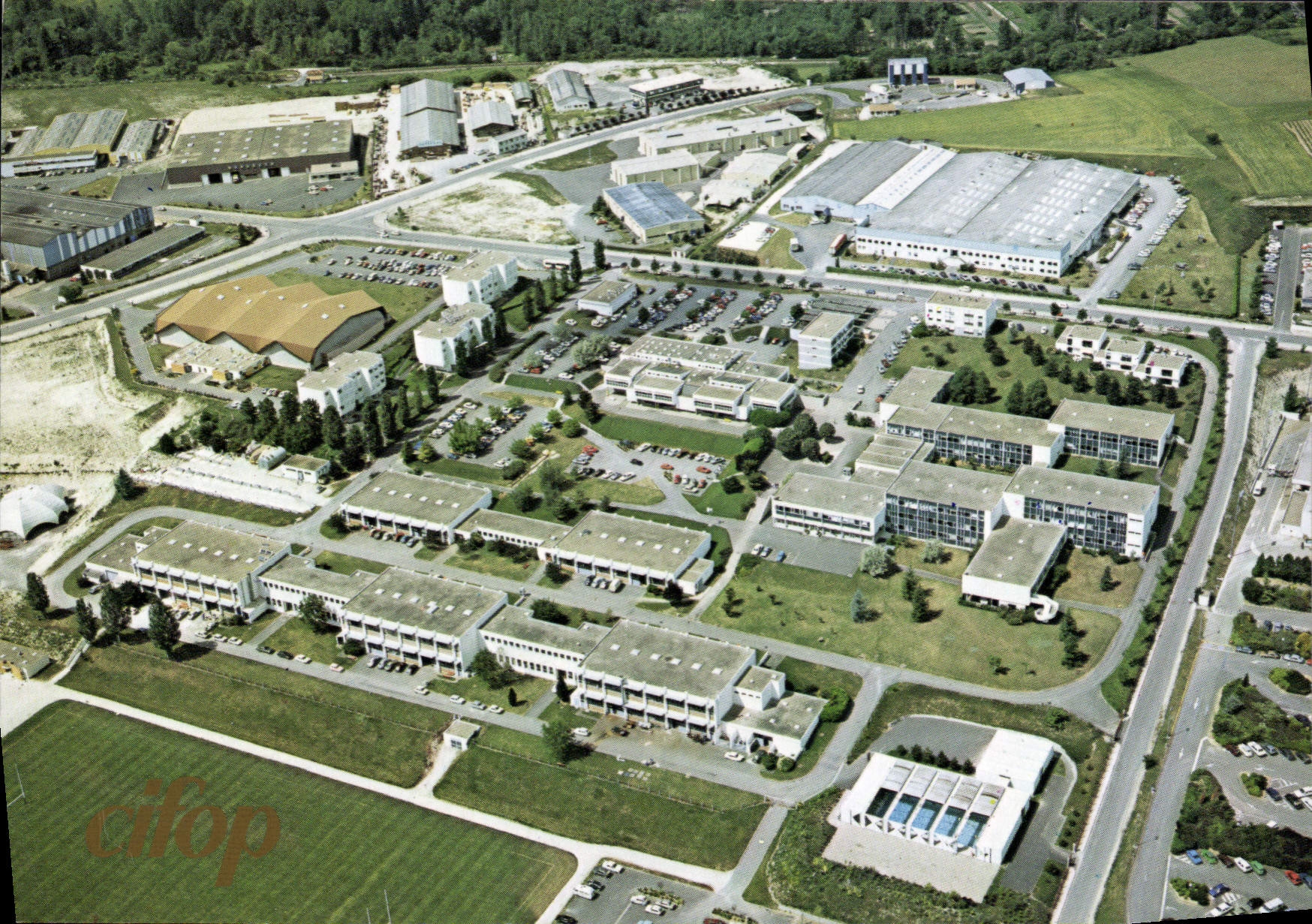 Vue aérienne du CIFOP — La Cité des Formations Professionnelles — éditeur CIFOP - Recto