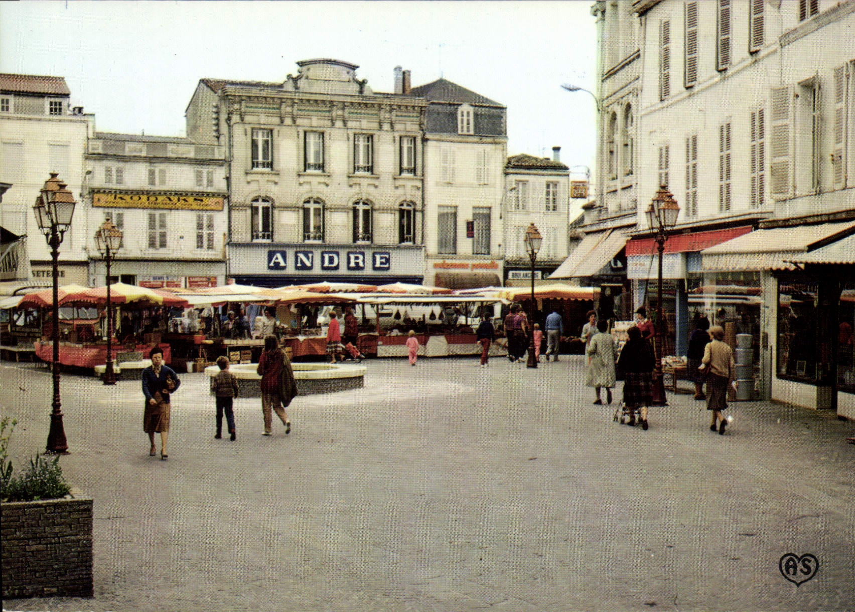 Cognac (Charente) — Les rues piétonnes, la place d'Arme et le marché — Artaud Frères, Nantes - Anverso
