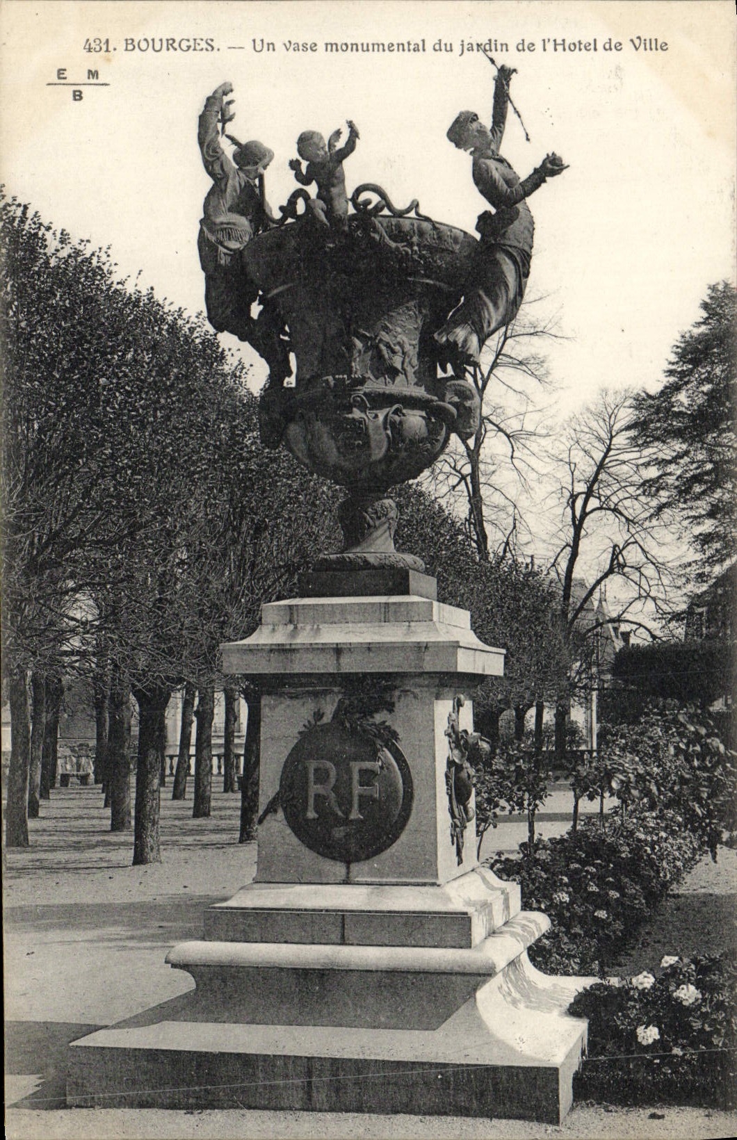 Bourges — Un vase monumental du jardin de l'Hôtel de Ville — Éditeur E.M. n°431 - Anverso
