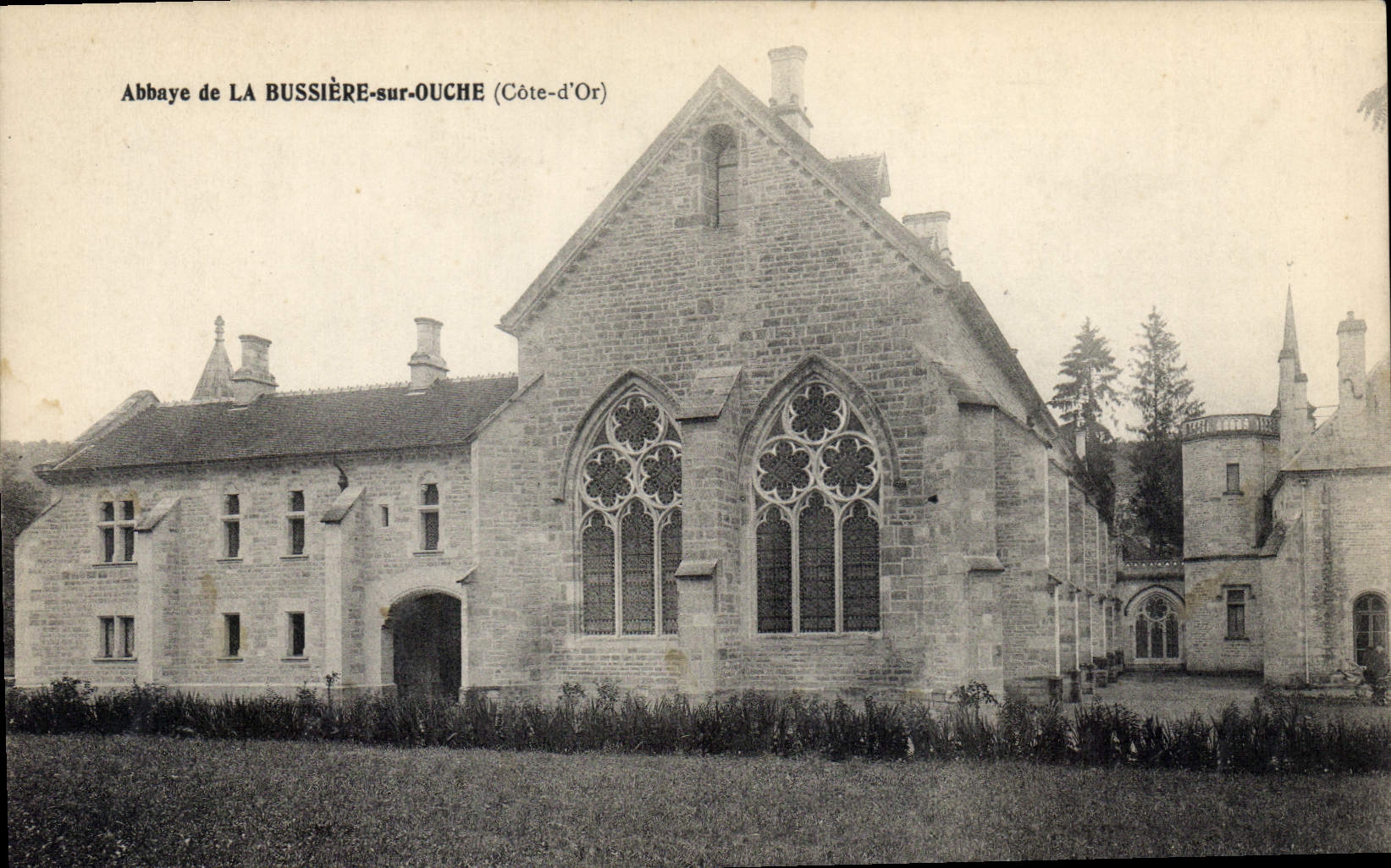Abbaye de LA BUSSIÈRE-sur-OUCHE (Côte-d'Or) — vue de l'abbaye avec ses fenêtres gothiques — éditeur non identifié - Recto