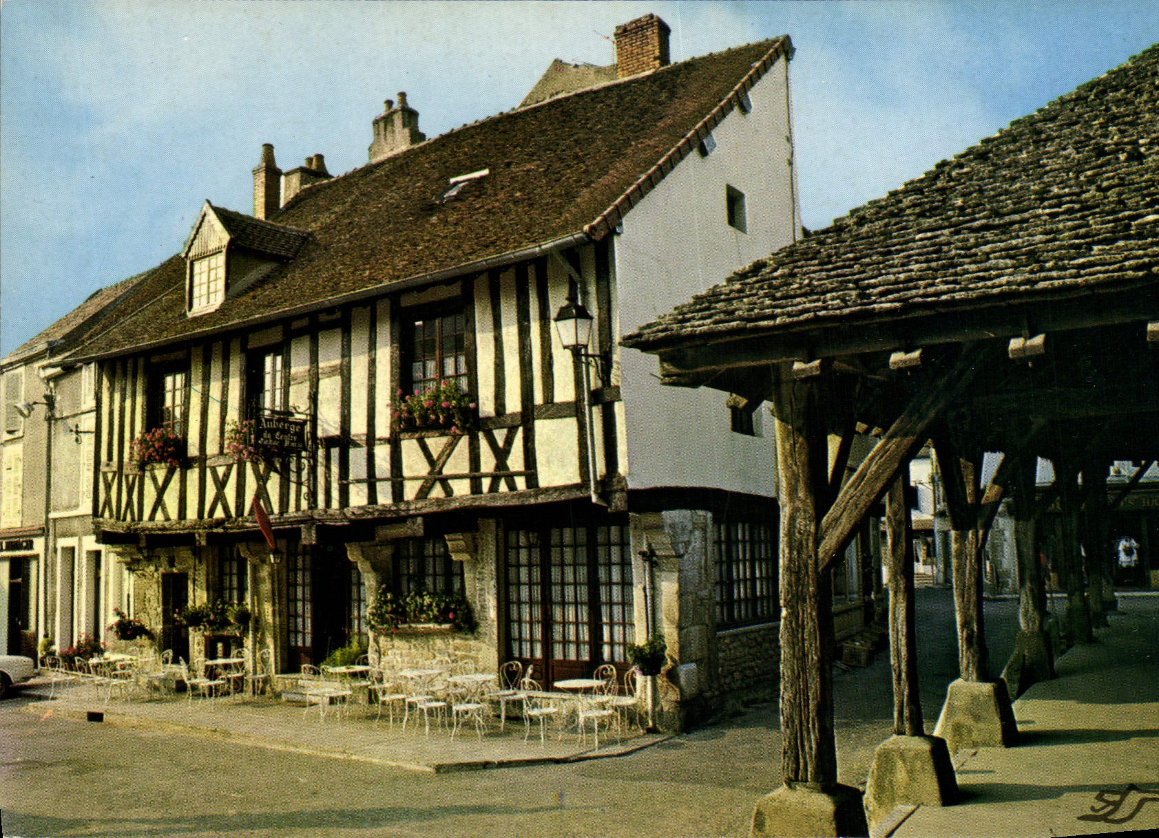 Nolay (Côte d'Or) — Ancienne maison à colombages, à droite les halles — S.A.D. 75 Quai Perrache 69002 LYON