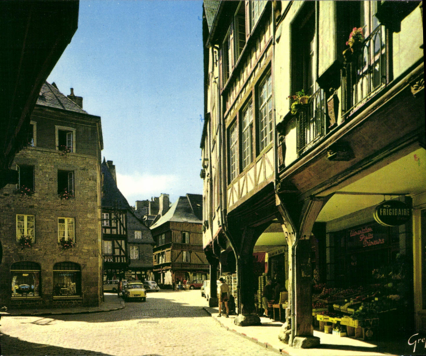 Dinan (C.-du-N.) — Vieilles Maisons, Place de l'Apport — CAF-THEOAC Éditions