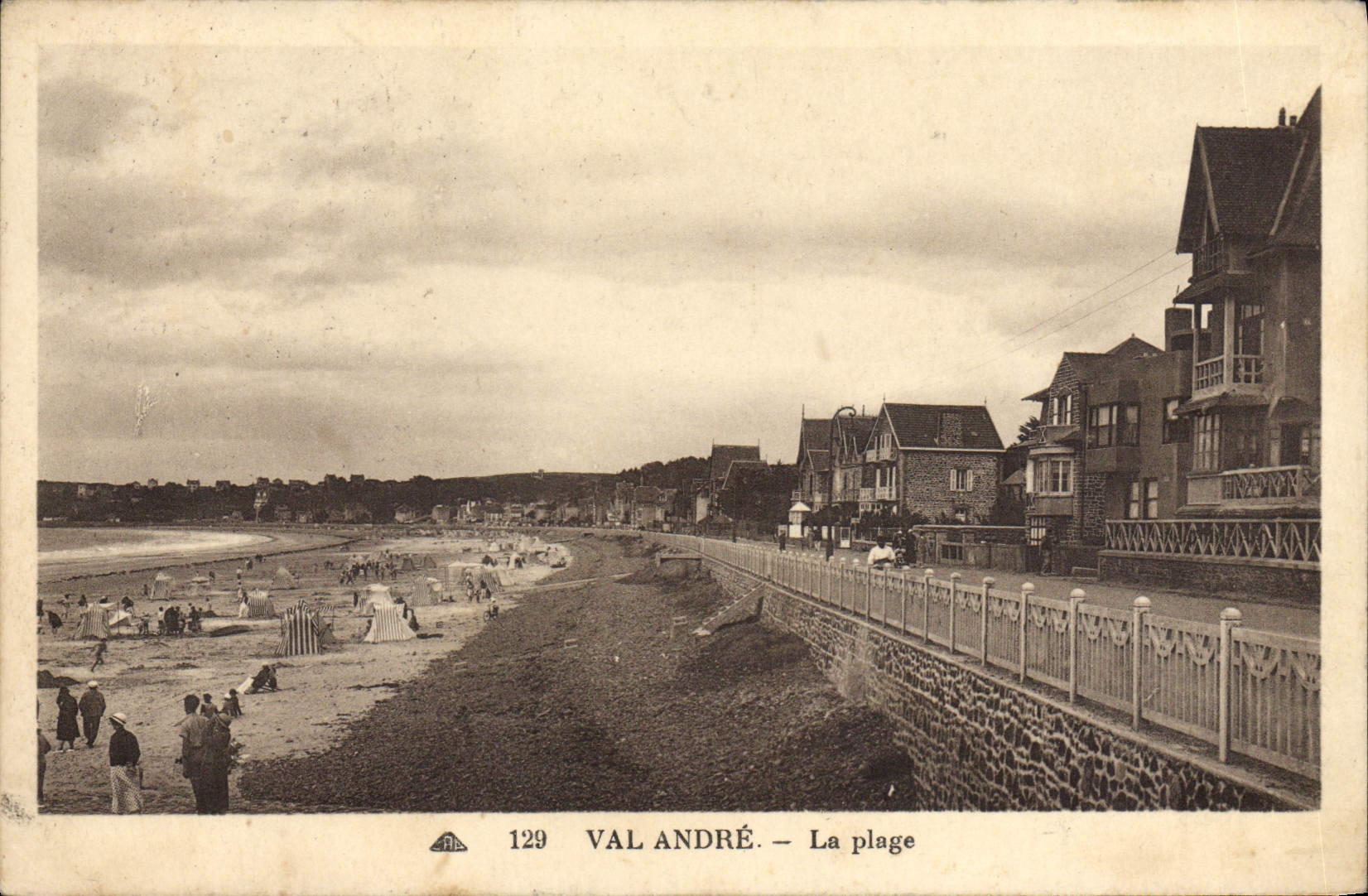 Val André — La plage — CPA n°129 - Recto