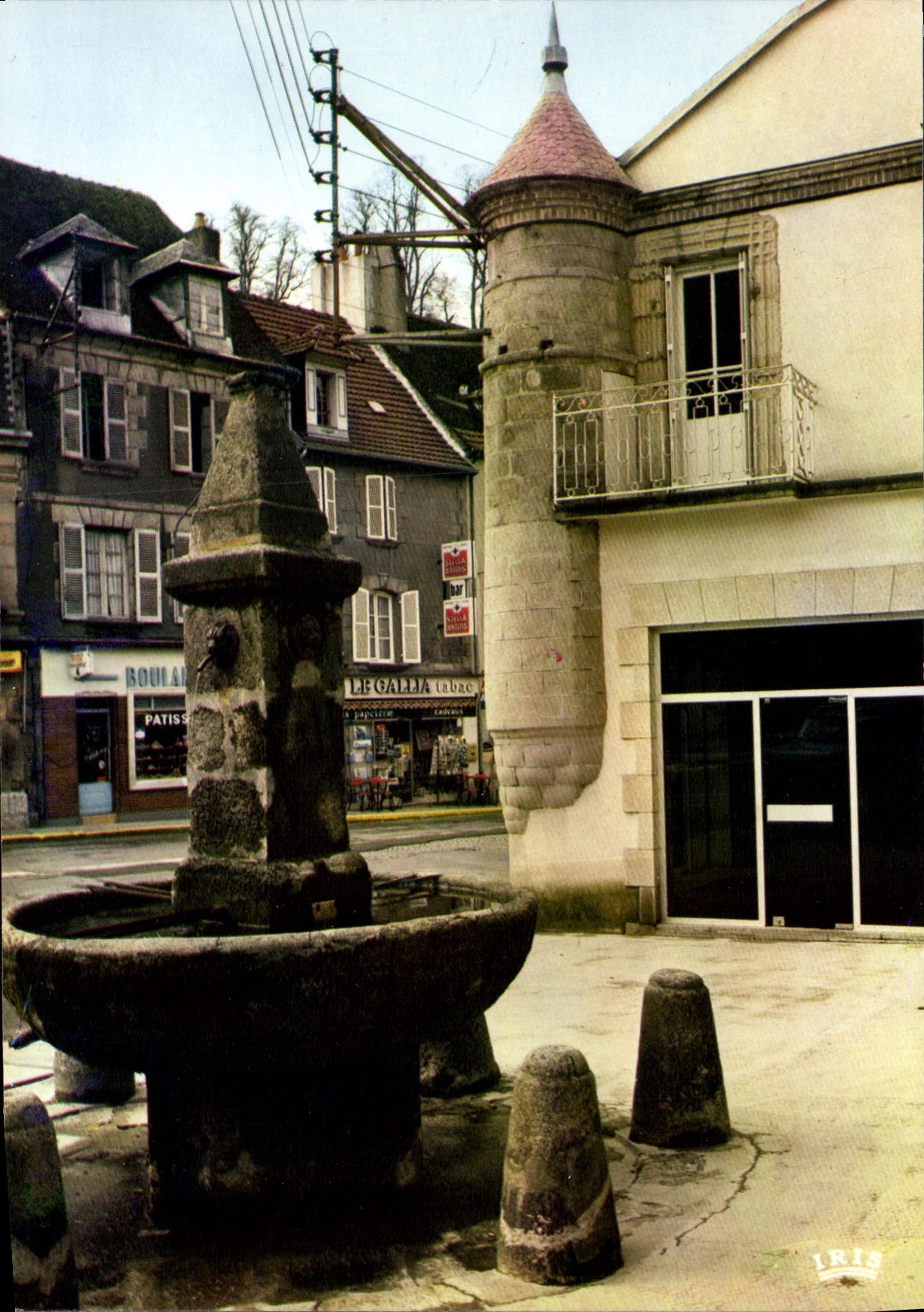Aubusson (Creuse) — Place d'Espagne - La Fontaine — IRIS Mexichrome