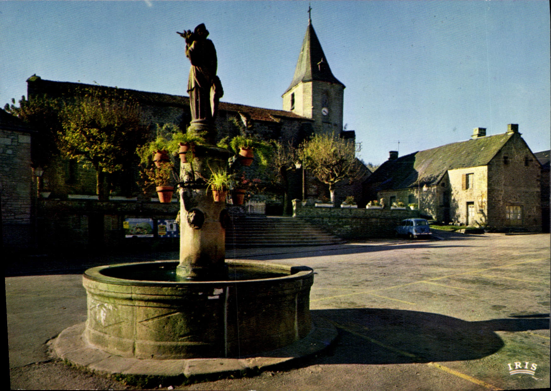 Royère-de-Vassivière (Creuse) — La place, la fontaine et l'église — IRIS Mexichrome