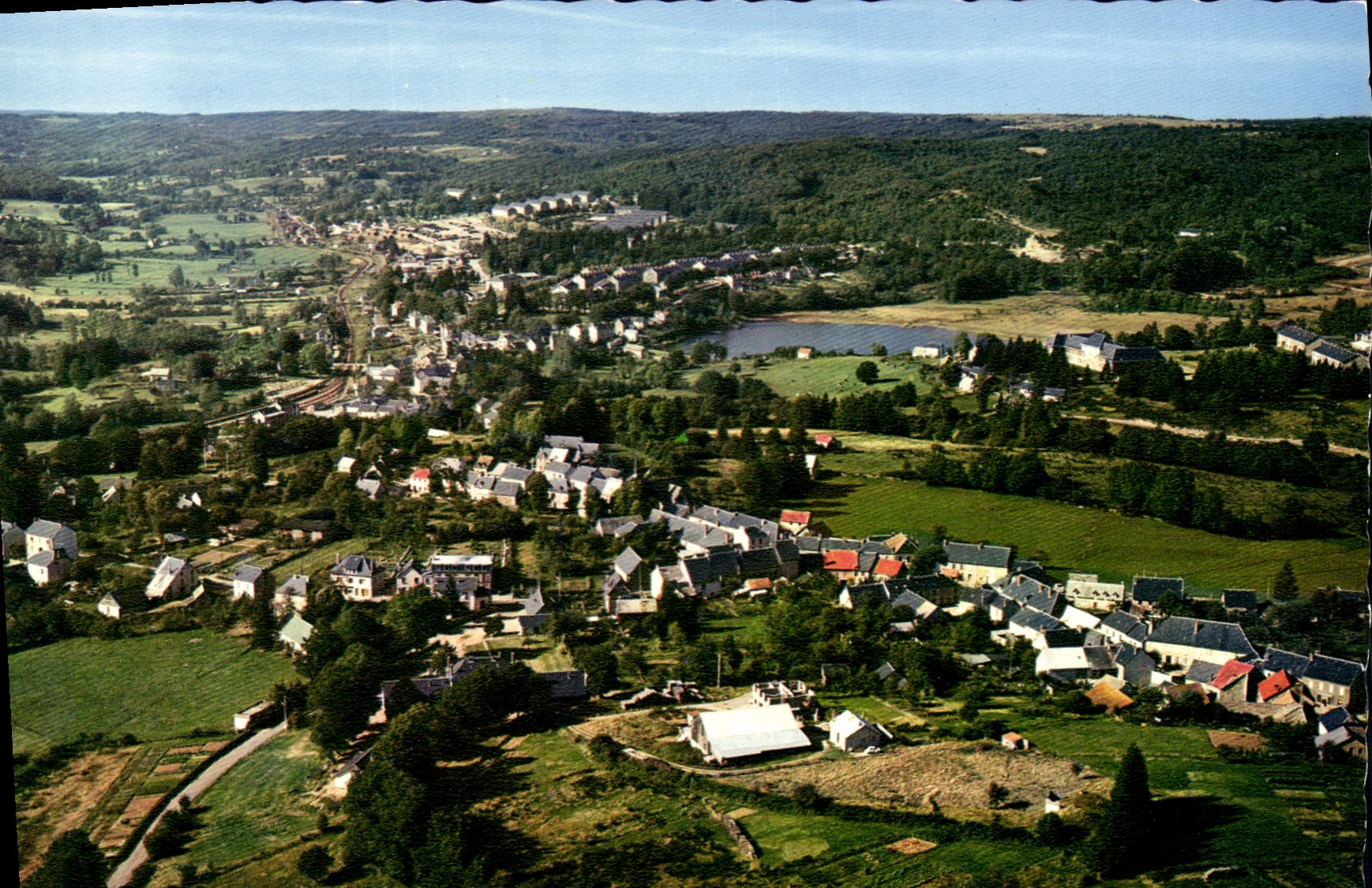 La Courtine (Creuse) — Vue générale aérienne, l'étang de Gratadour — Méliotons & Théâtre, Limoges
