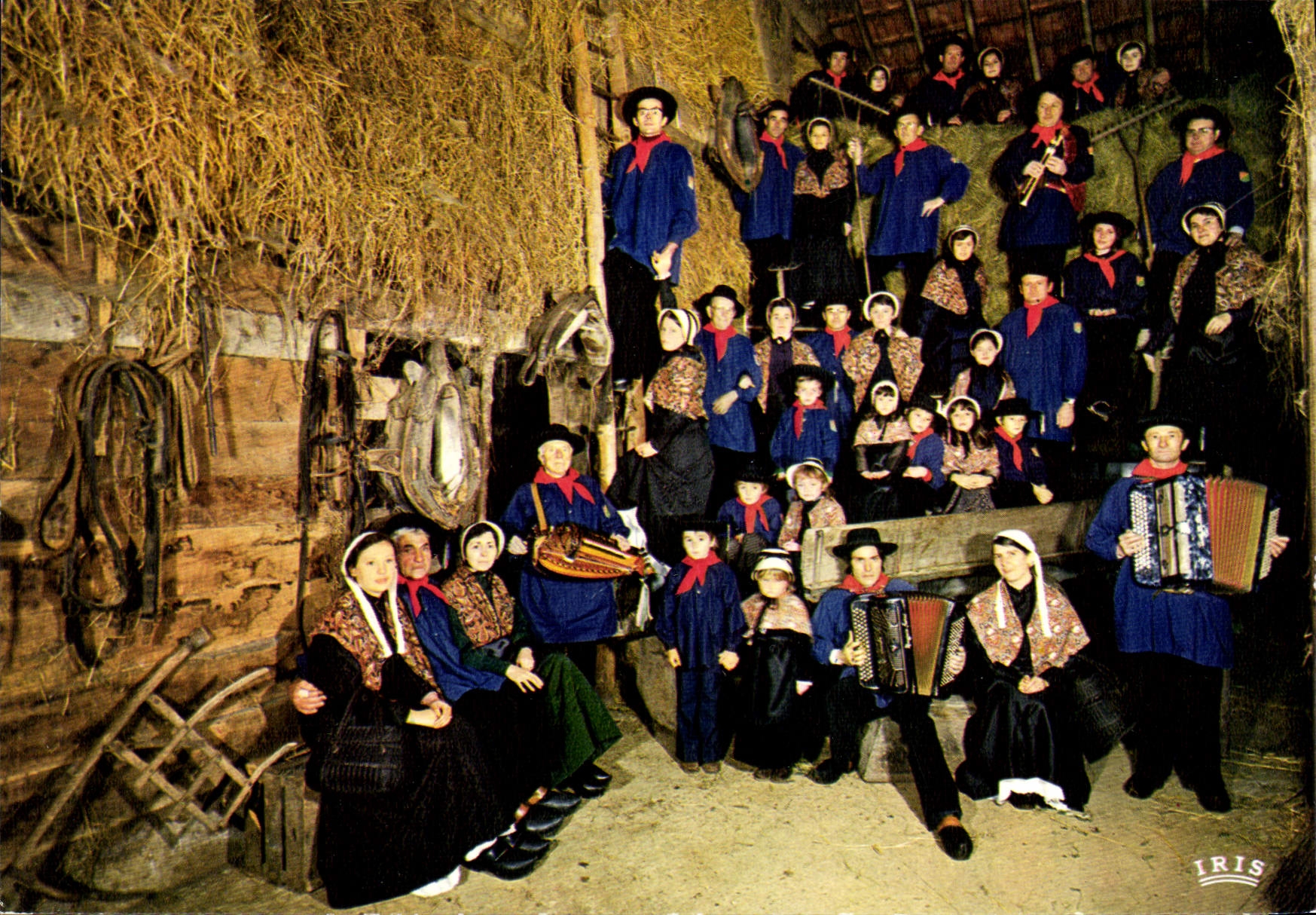 Groupe folklorique Les Gais Creusois en marche — Creuse — éditeur IRIS, n°6