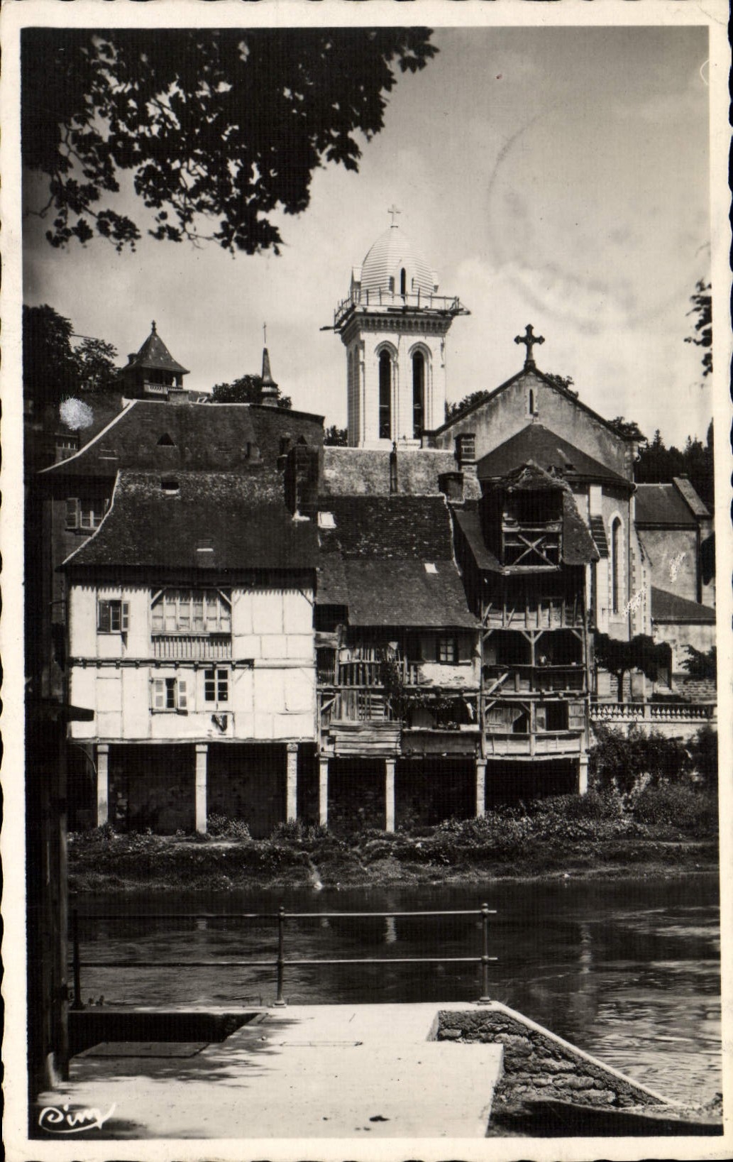 Montignac-sur-Vézère — Clochers et Vieilles Maisons — éditeur P. Sim