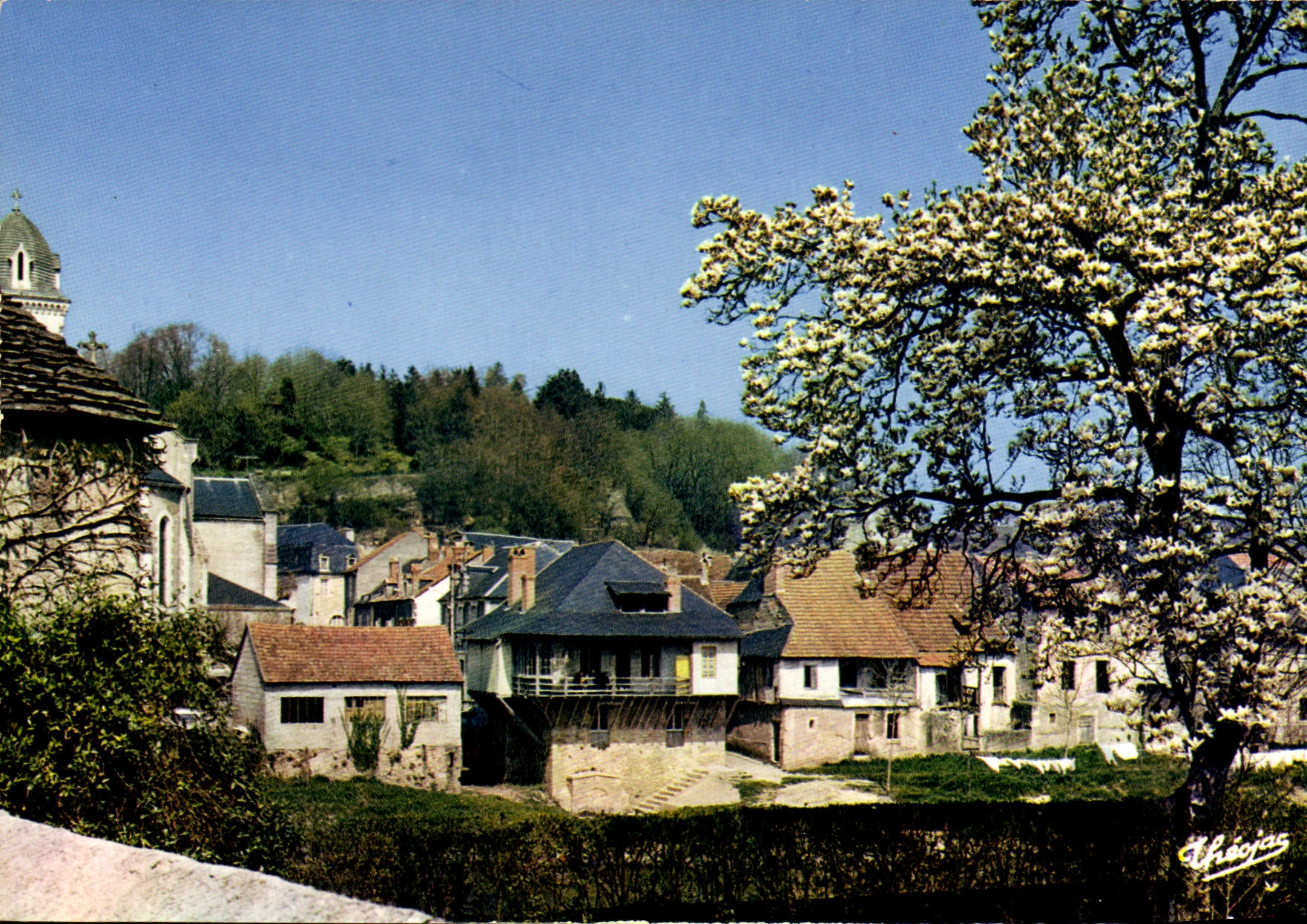 Montignac (Dordogne) — Old Houses Along the Vézère River — Théojas