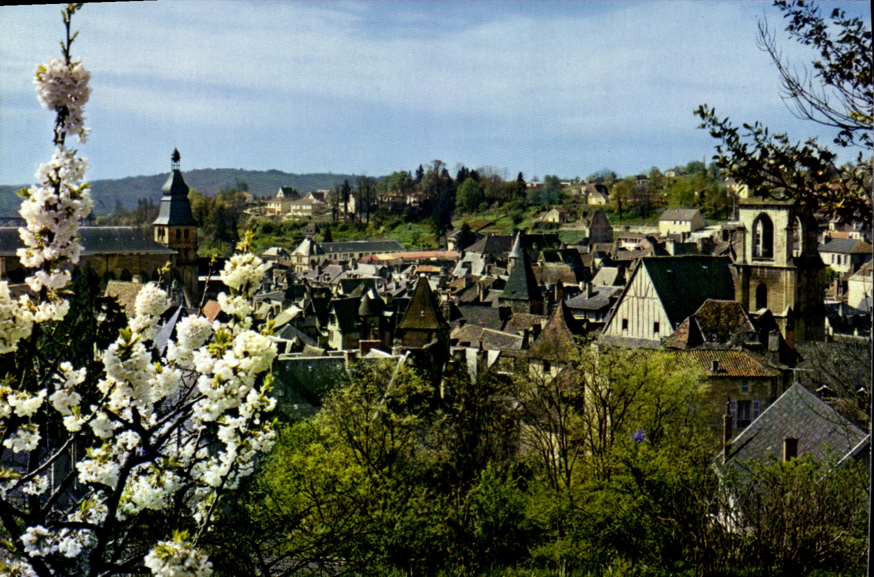 Sarlat in Périgord — Die Dächer der Stadt und der Turm der alten Kirche Sainte-Marie, 15. Jahrhundert — IRIS