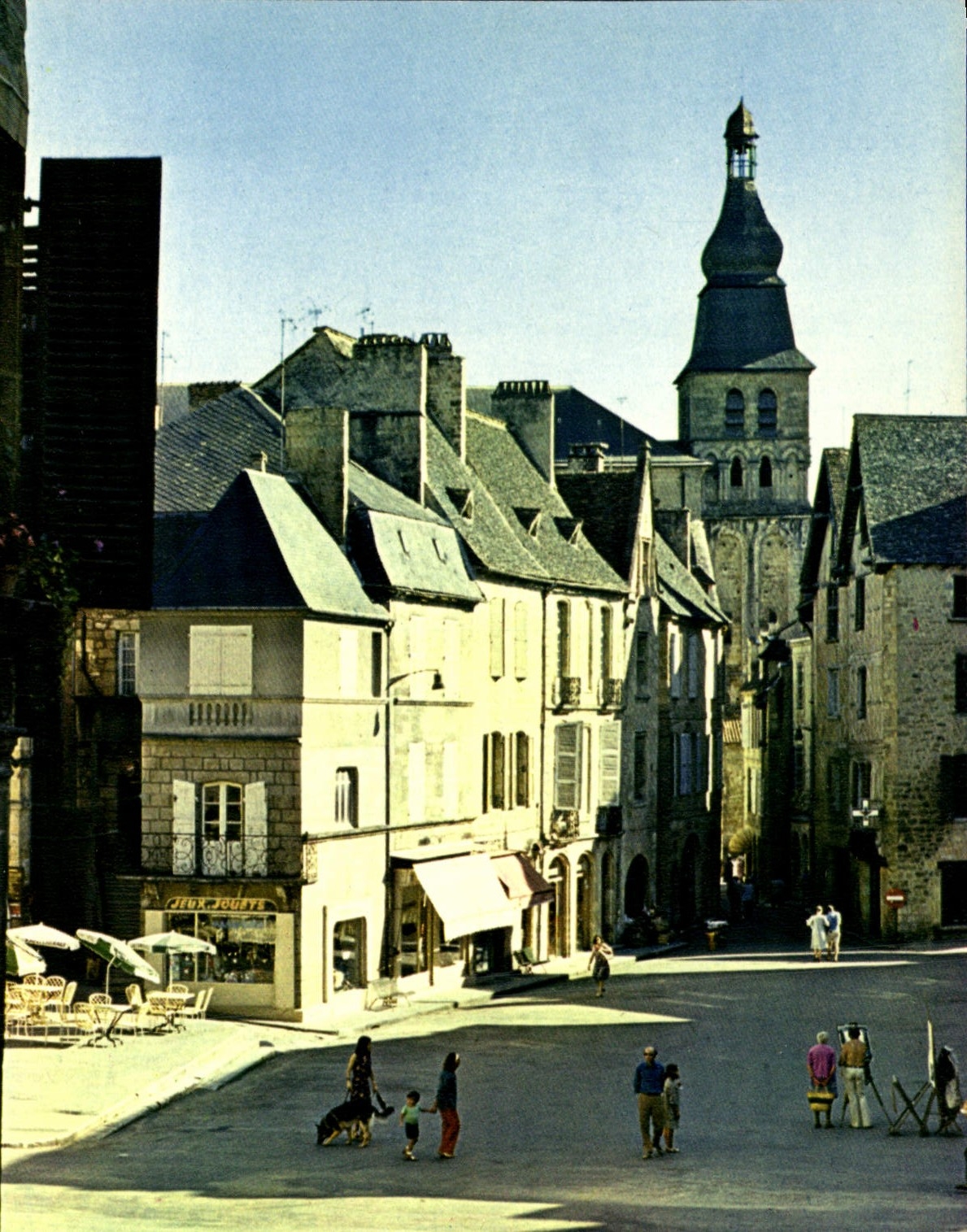 Sarlat (Dordogne) — Place de la Liberté et le clocher de la cathédrale Saint-Sacerdos — Éditions Hachette