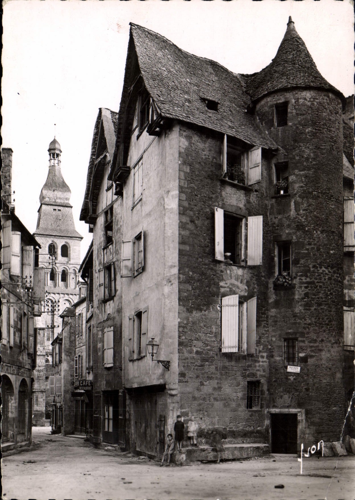 Sarlat-la-Canéda — rue de la Liberté mit alten Häusern und runder Turm — J. Son