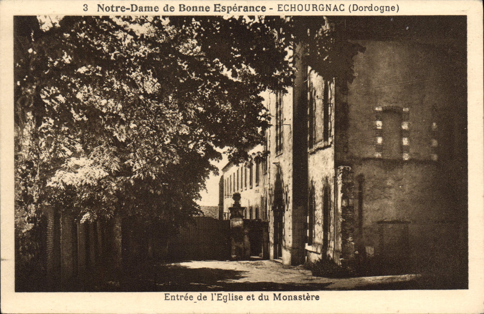 CPA ECHOURGNAC église monastère