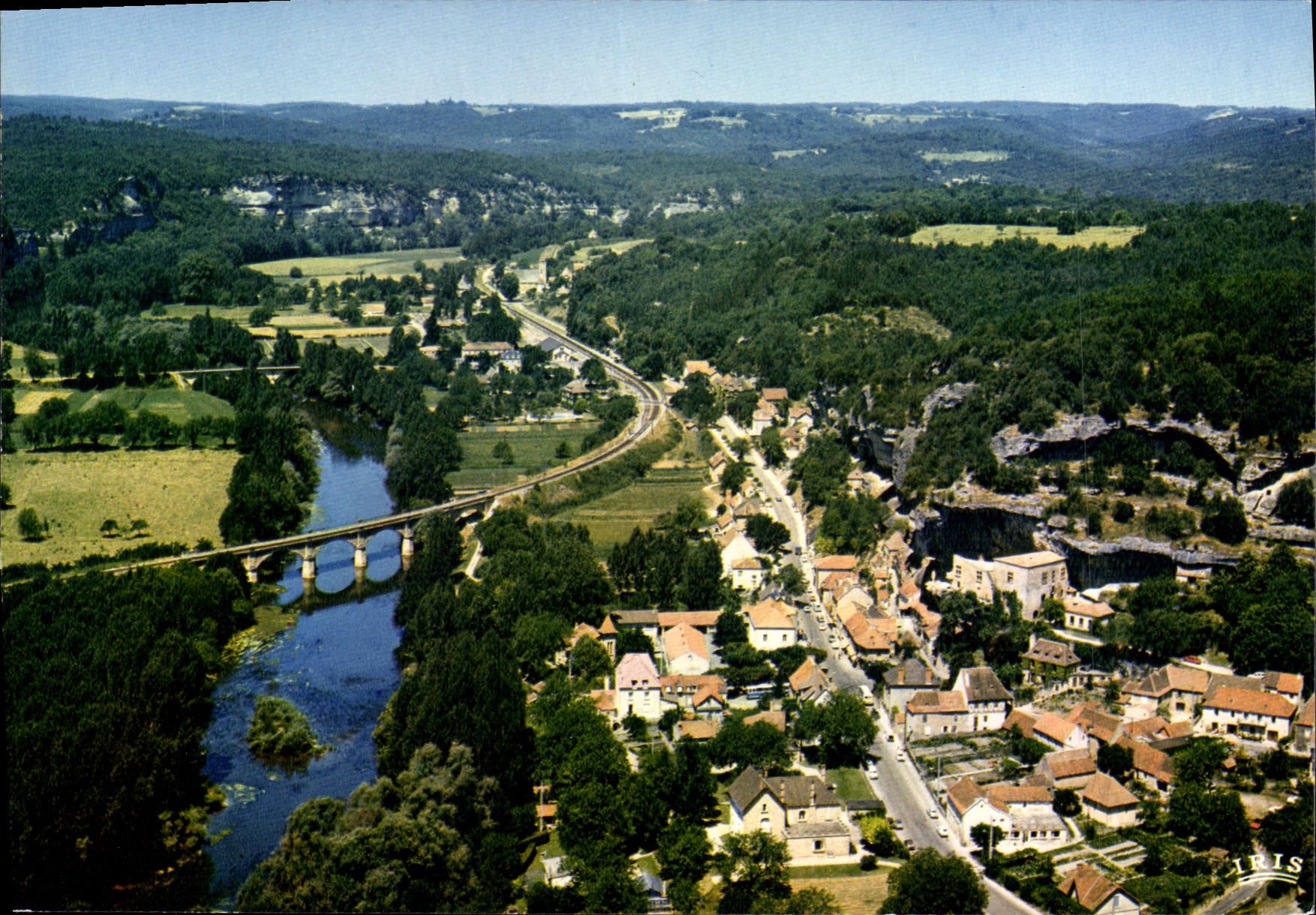 CPSM Les Eyzies Capitale De La Prehistoire Vue D'Ensemble
