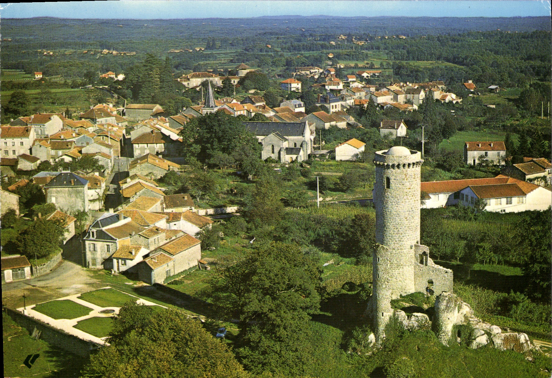 Pieguet (Dordogne) — Allgemeine Luftaufnahme mit Turm mit Machicolation aus dem 13. Jahrhundert — CAP Théophile Panazol