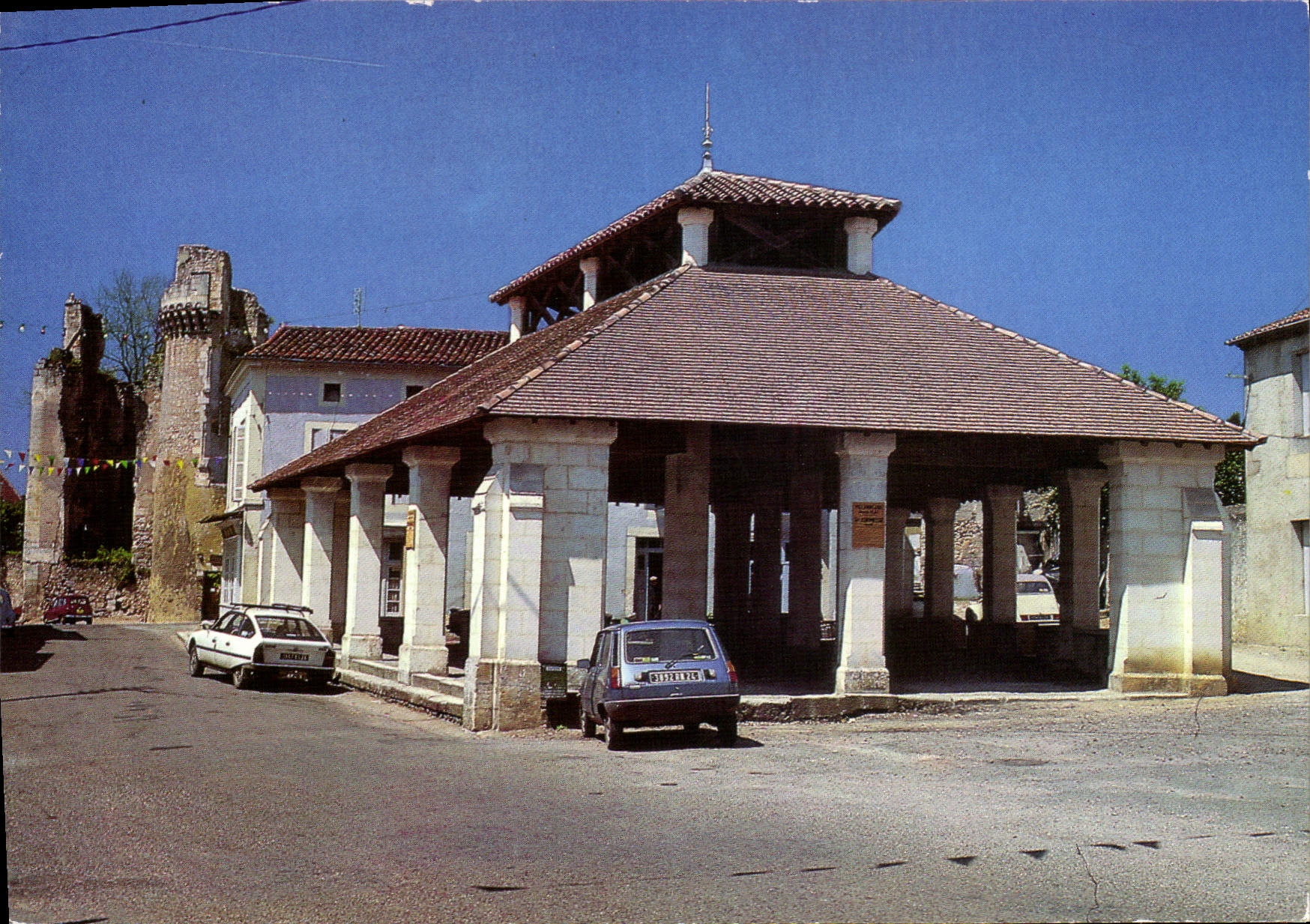 Villamblard im Périgord — Die Halle und ihr Schloss — Editions de Larrieu