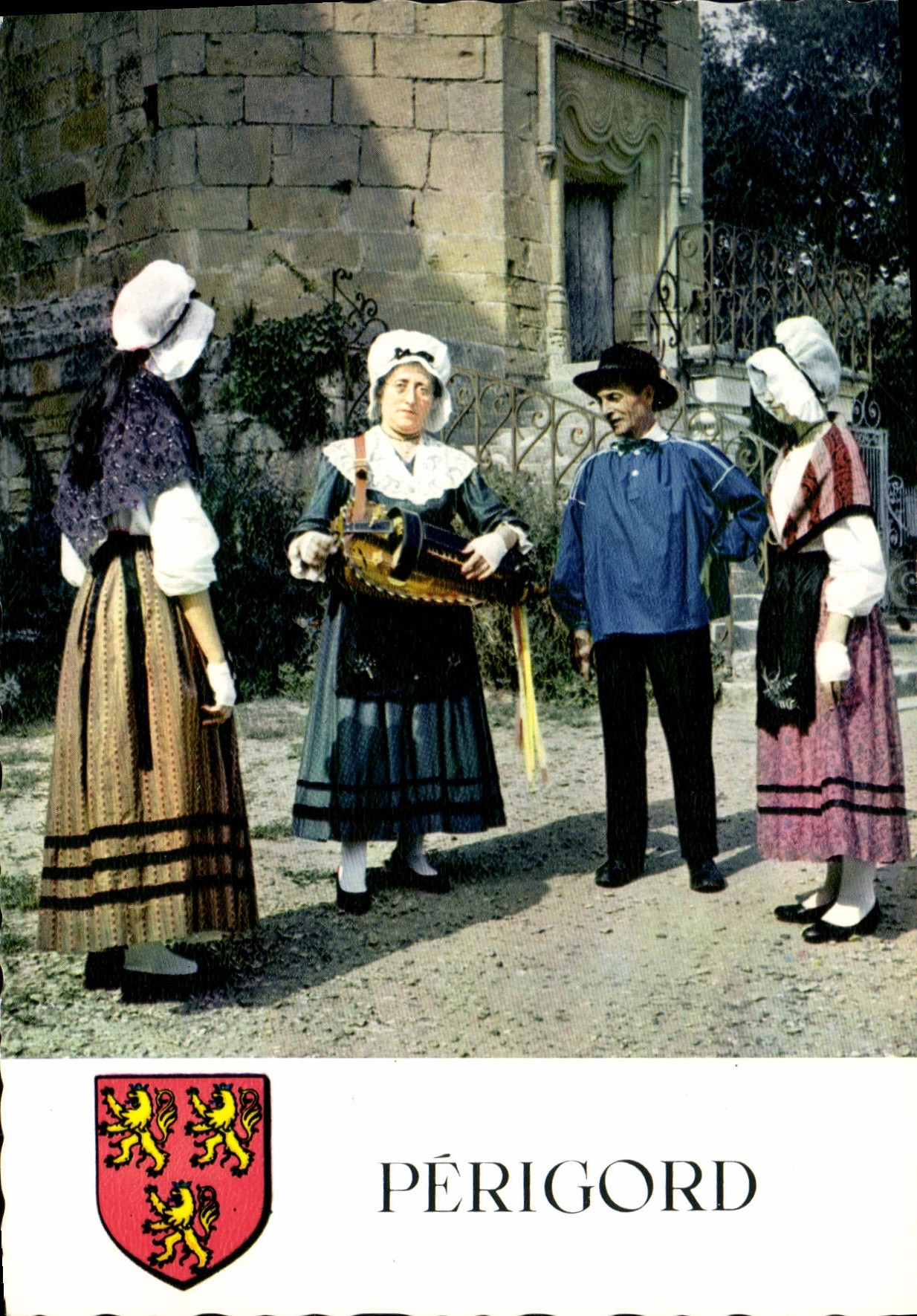 Bäuerinnen und Bauer, die einem Viellea-Lied in Sonntagskleidung lauschen — Périgord — Edition Lumicad