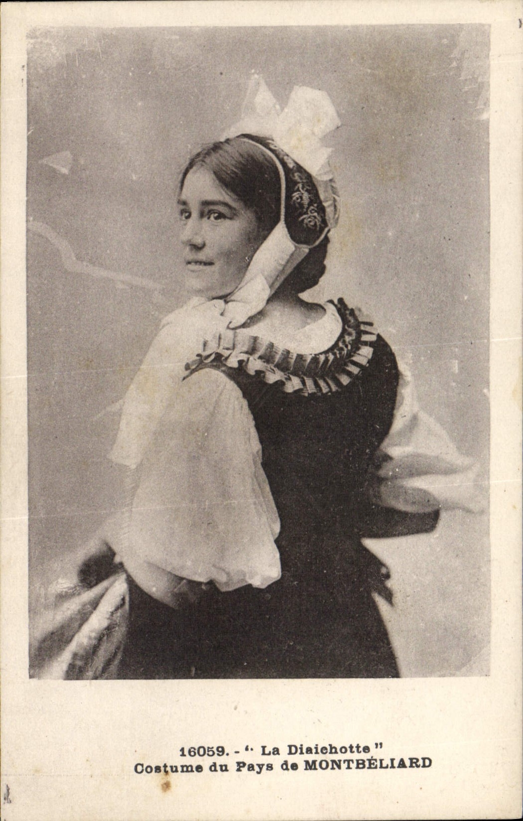 La Diaichotte — Costume du Pays de Montbéliard — Éditeur : La Béatrice C. de Beran