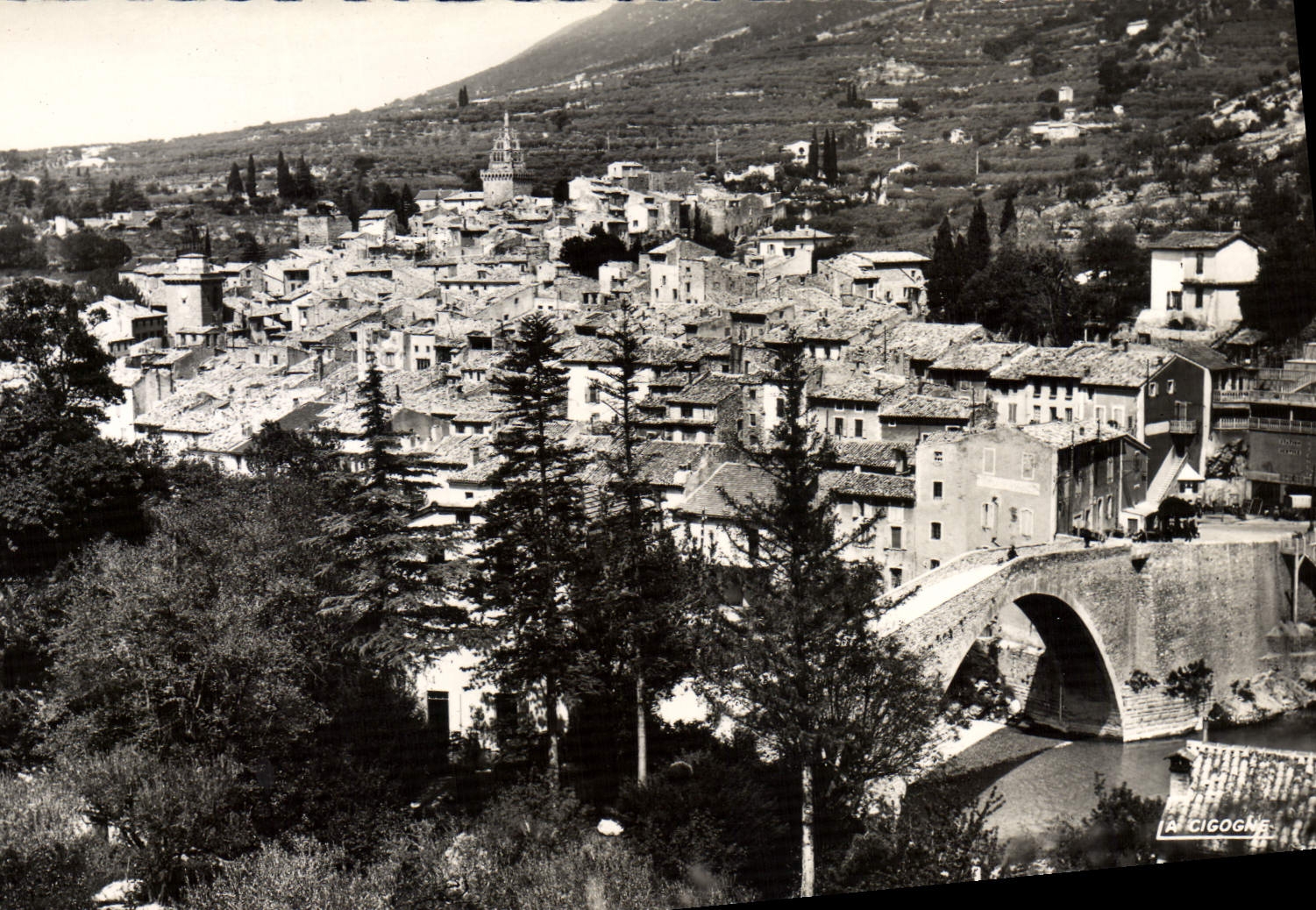 Nyons — Vue panoramique avec pont et village — A CIGOGNE