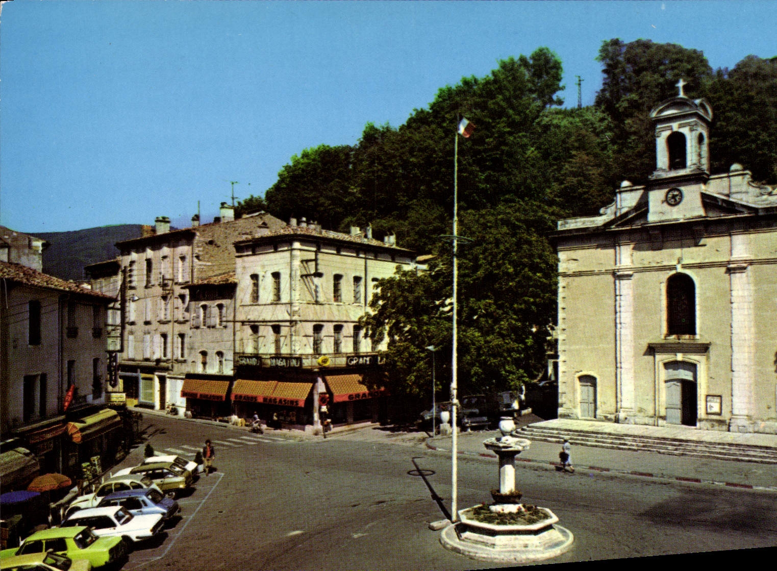 Dieulefit (Drôme) — Place Chateauras — Éditeur S.A.D. 8 - Sergent Bollivet, 38000 Grenoble