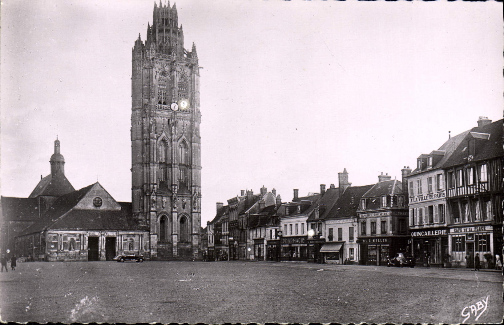 Verneuil-sur-Avre — Place de la Madeleine et l'Église — Éditions Gaby