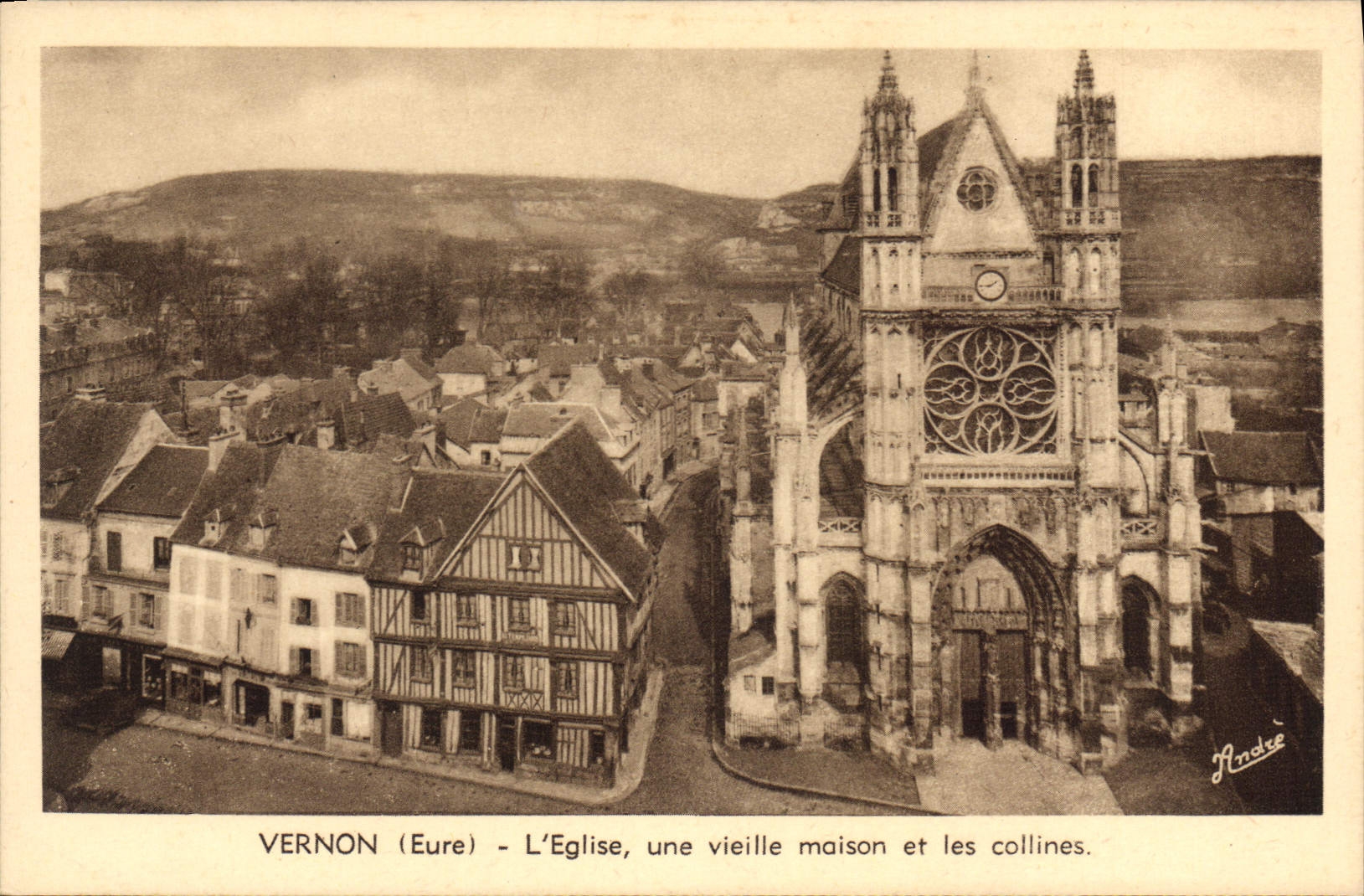 Vernon (Eure) - L'Église, une vieille maison et les collines — André