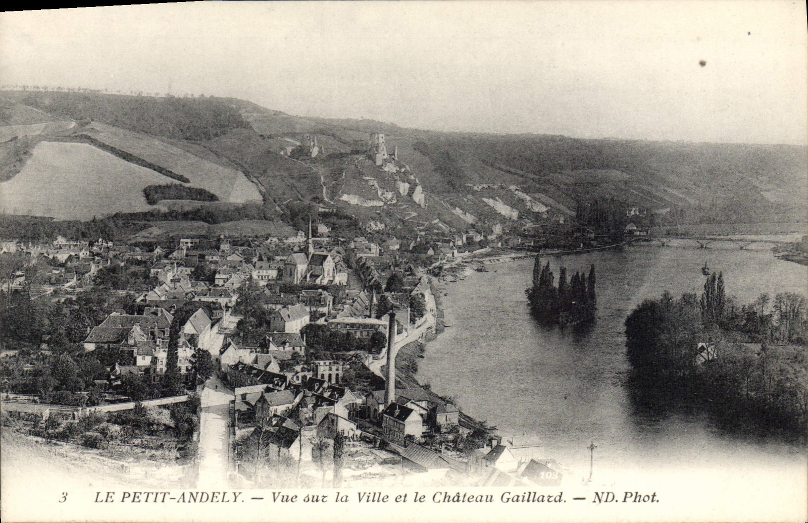 CPA Le Petit Andely Vue Sur La Ville Et Le Chateau Gaillard