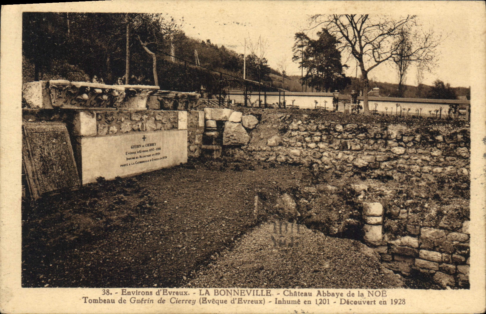 LA BONNEVILLE - Château Abbaye de la NOË - Tombeau de Guérin de Cierrey (Évêque d'Évreux) - Inhumé en 1201 - Découvert en 1928