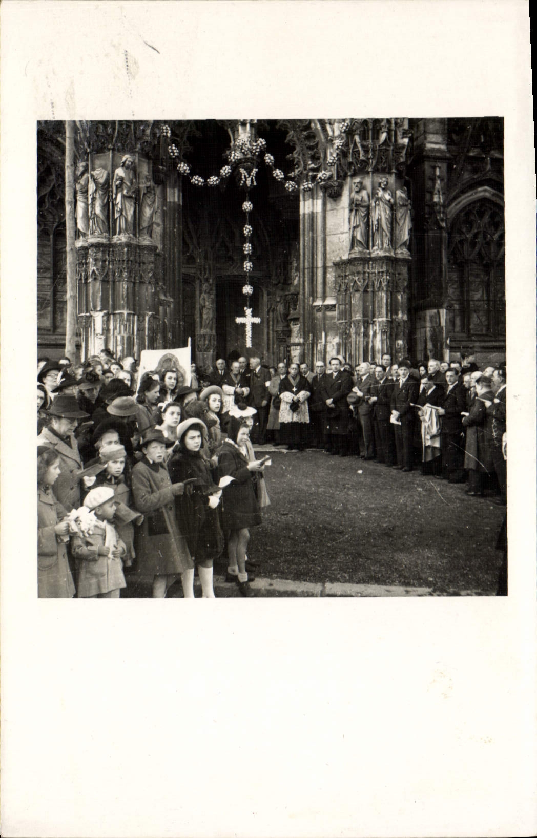 Cérémonie religieuse à l'intérieur d'une cathédrale gothique — V. Fessenko, Louviers