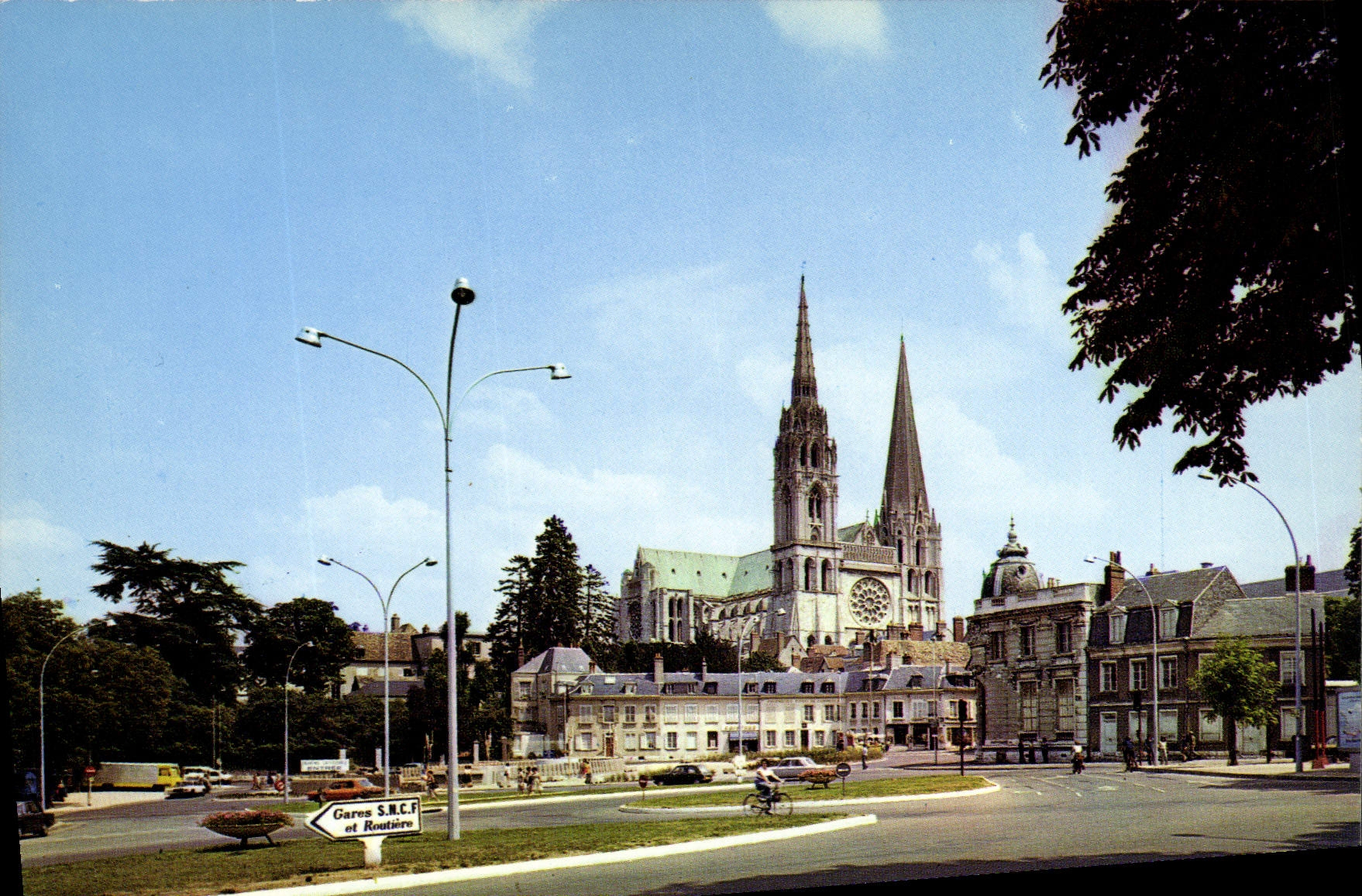 CPSM Chartres La Cathedrale Et La Place Du Chatelet