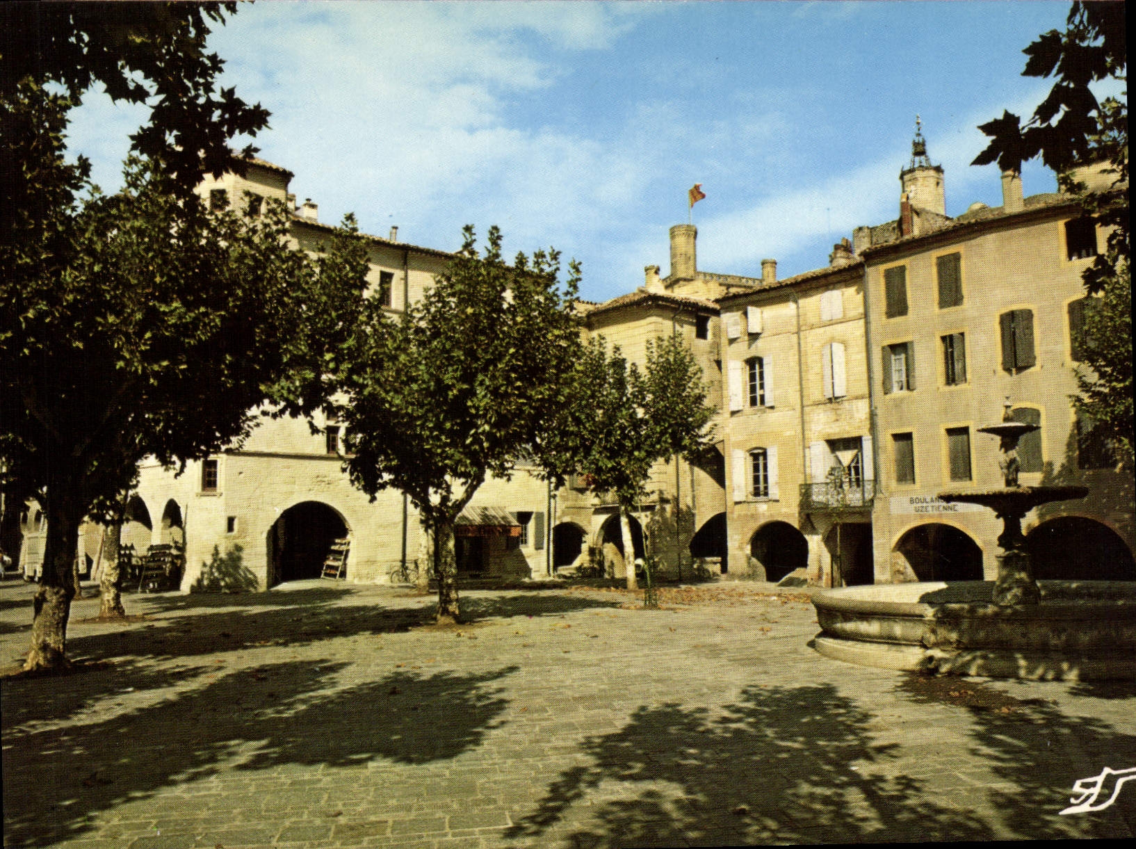 Uzès (Gard) — Place aux herbes — Éditeur S.A.D. Rd. Point de l'Intérêt