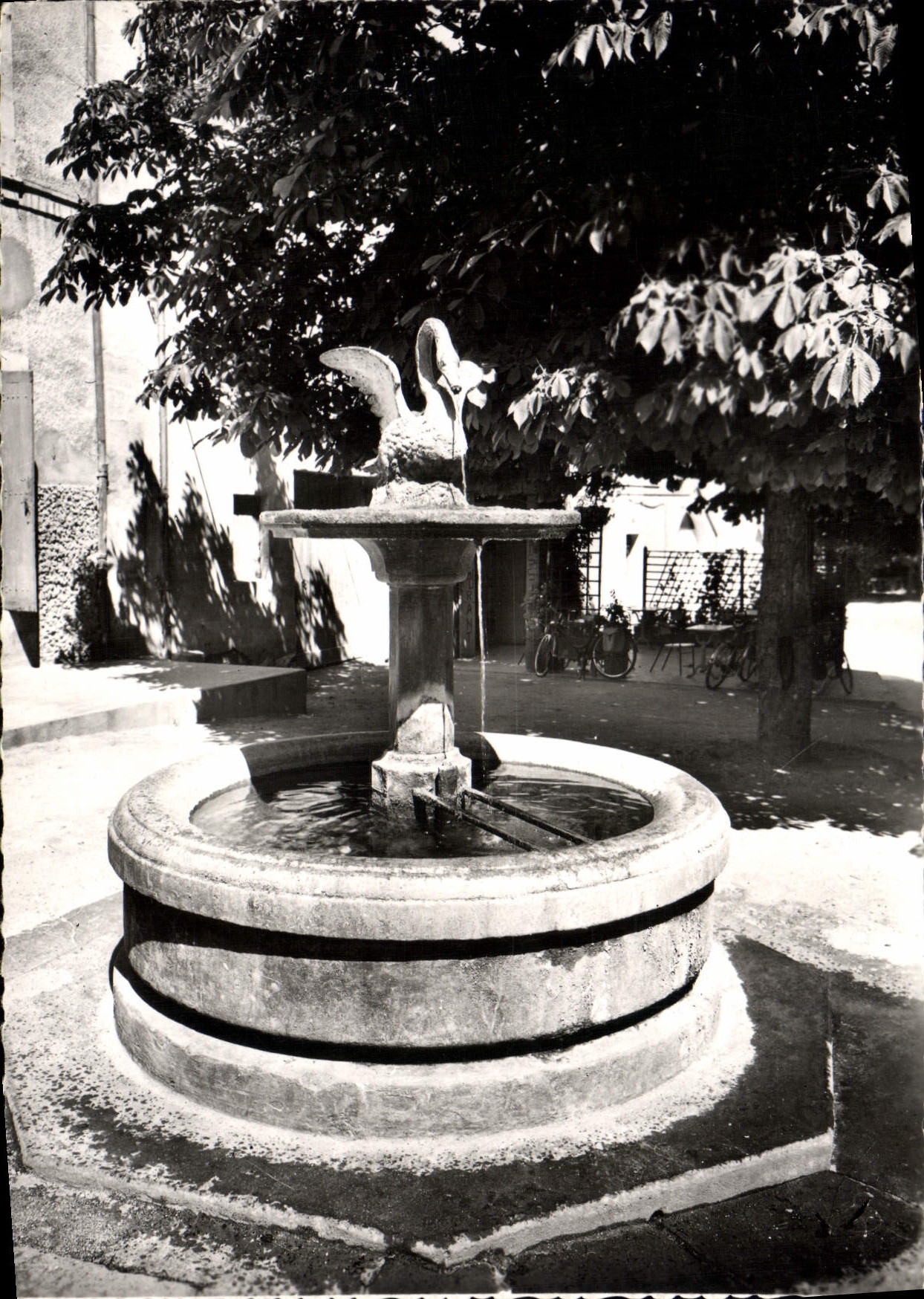 UZES (Gard) — La Fontaine du Cygne — Éditions S.L. 157, avenue des Frères Duchêne, Lyon