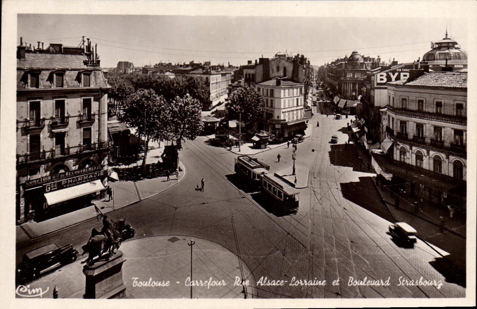 Toulouse - Carrefour Rue Alsace-Lorraine et Boulevard Strasbourg — vue aérienne avec tramway et statue équestre — éditeur Cim
