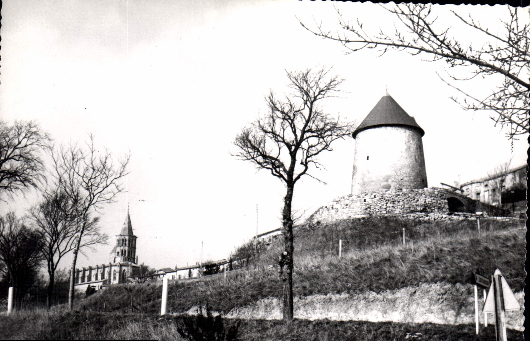 St-Félix-de-Lauragais — Église et moulin — Collection : Auberge du poids Public