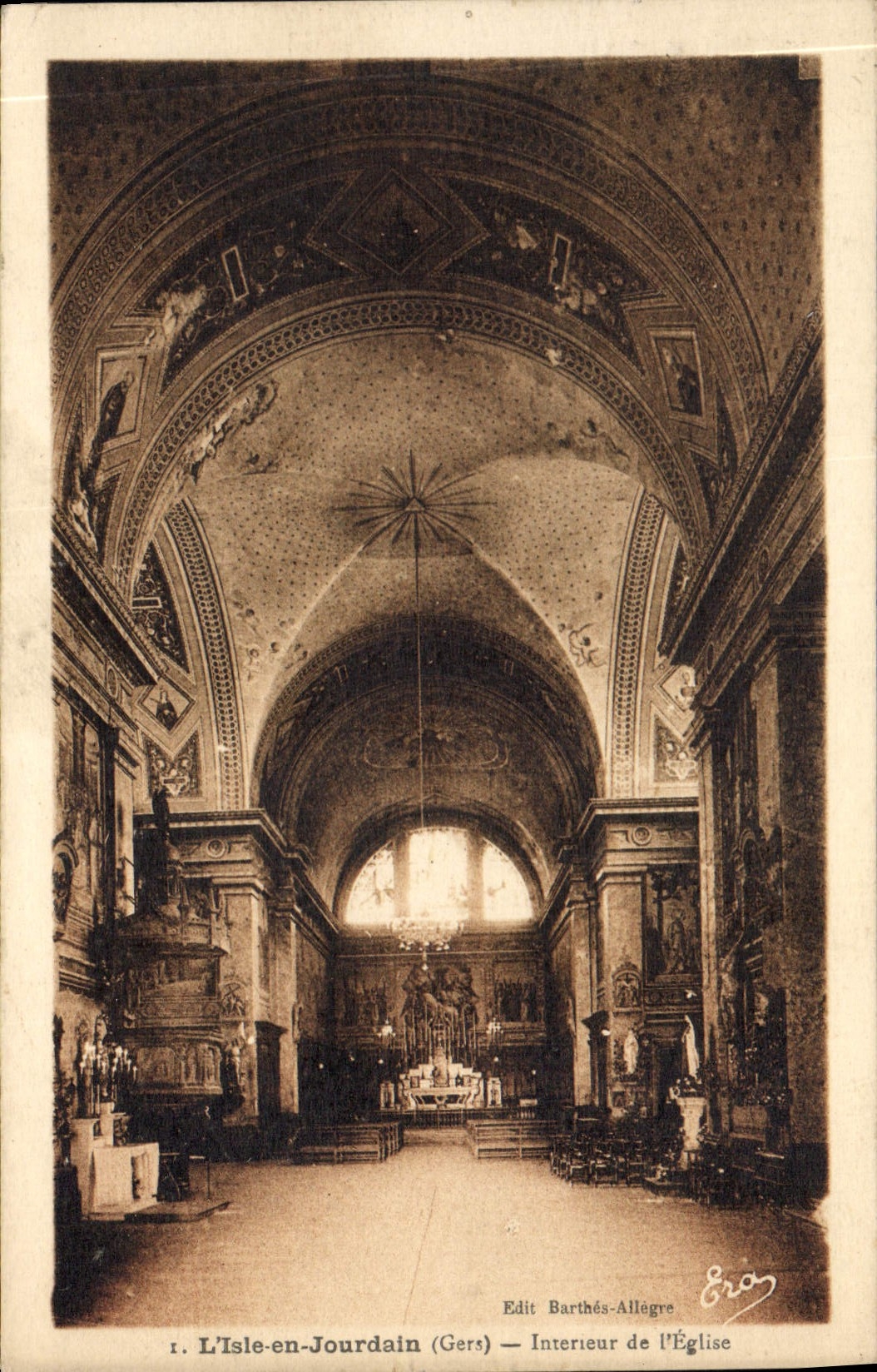 CPA L'Isle en Jourdain Interieur de l'Eglise