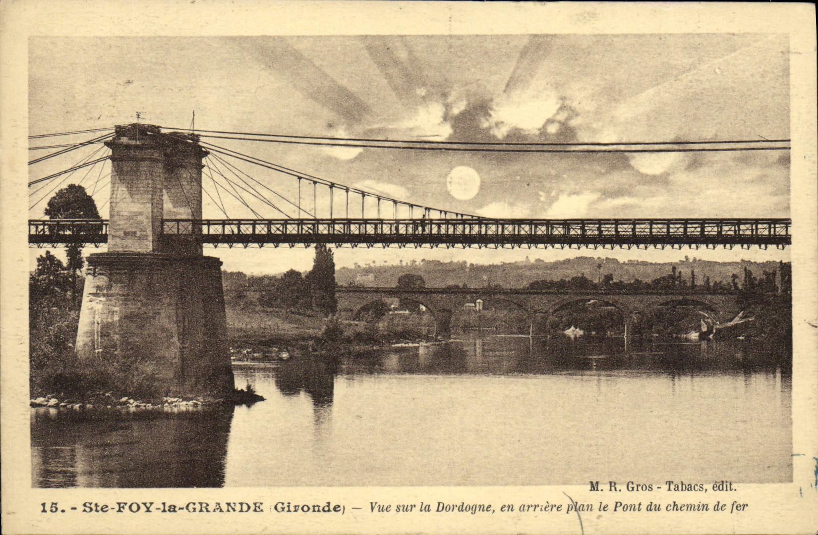 Ste-FOY-la-GRANDE - Gironde — Vue sur la Dordogne, en arrière-plan le Pont du chemin de fer — M. R. Gros - Tabacs, édit.