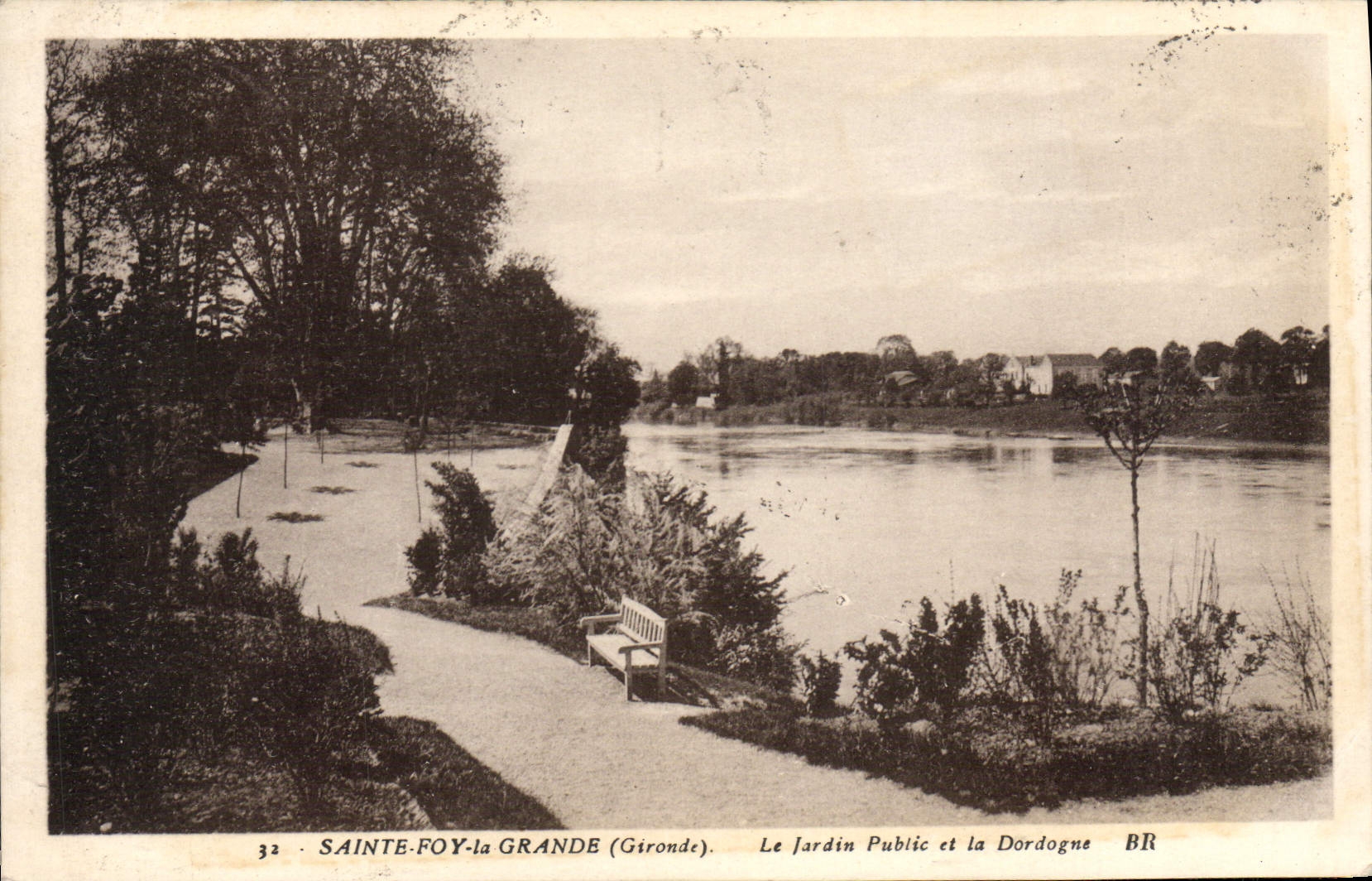 Sainte-Foy-la-Grande (Gironde) — Le Jardin Public et la Dordogne — BR
