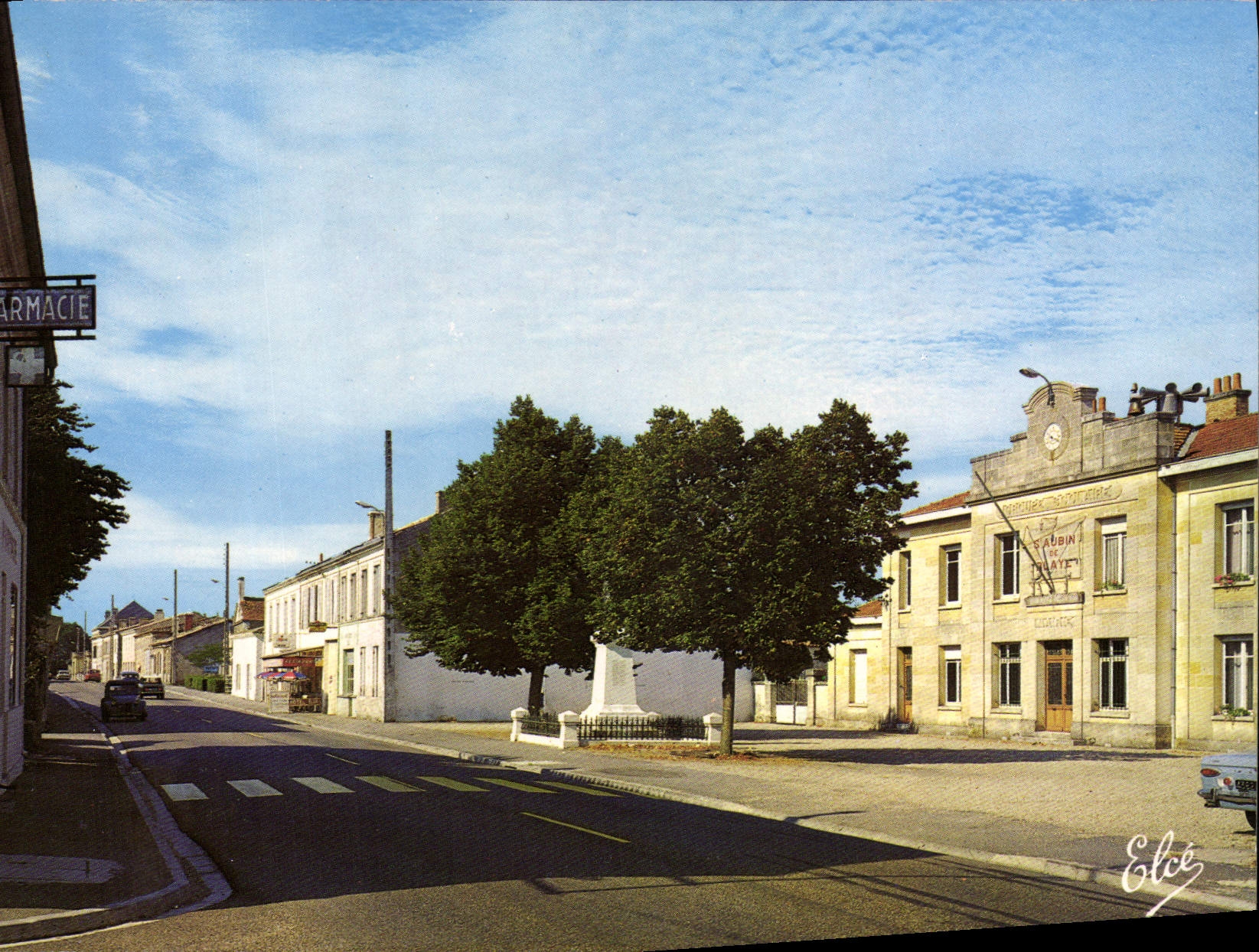 St-Aubin-de-Blaye — La mairie et le monument aux morts — Élécé