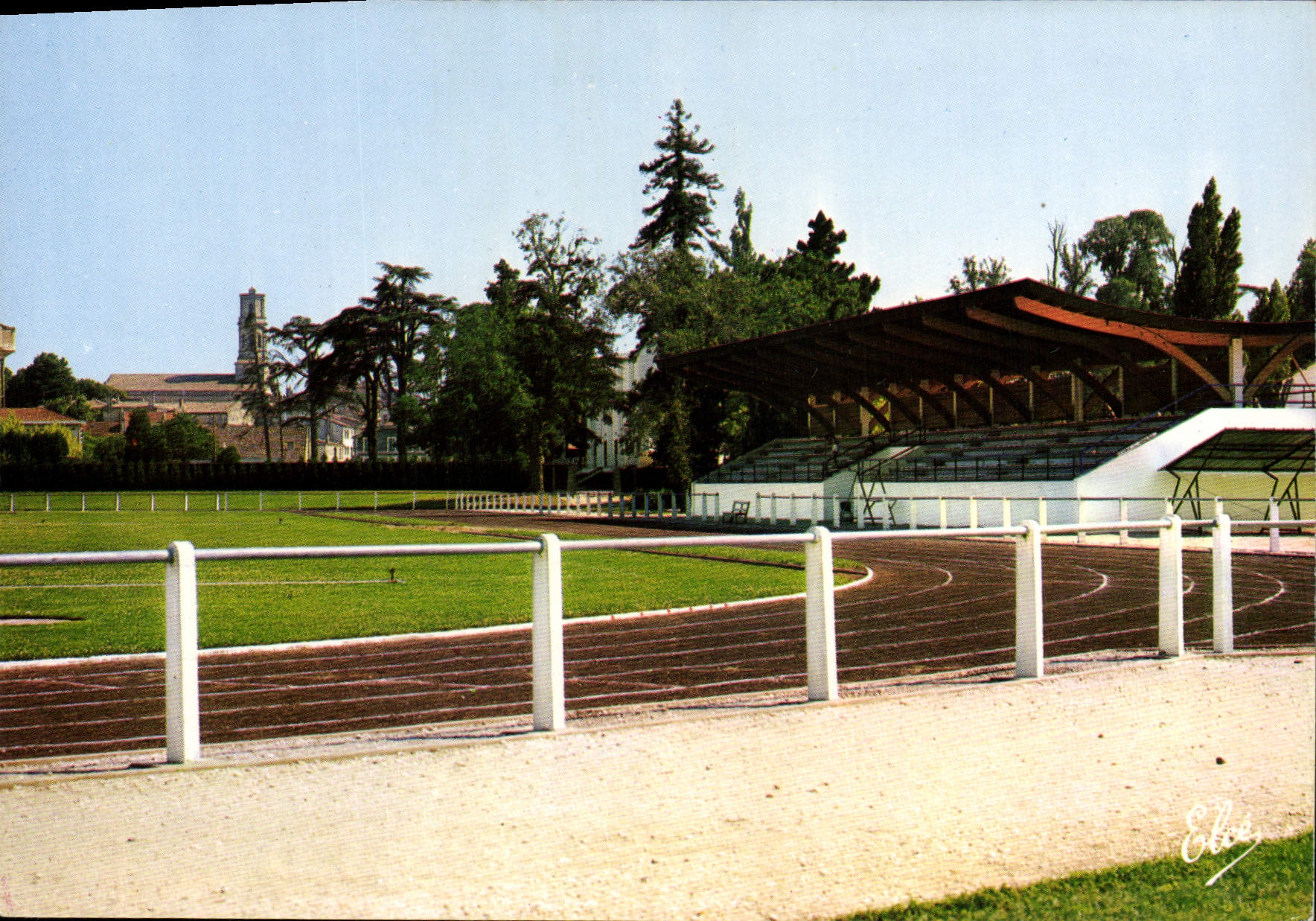 CPSM Pauillac Le Stade Municipal au Fond L'Eglise